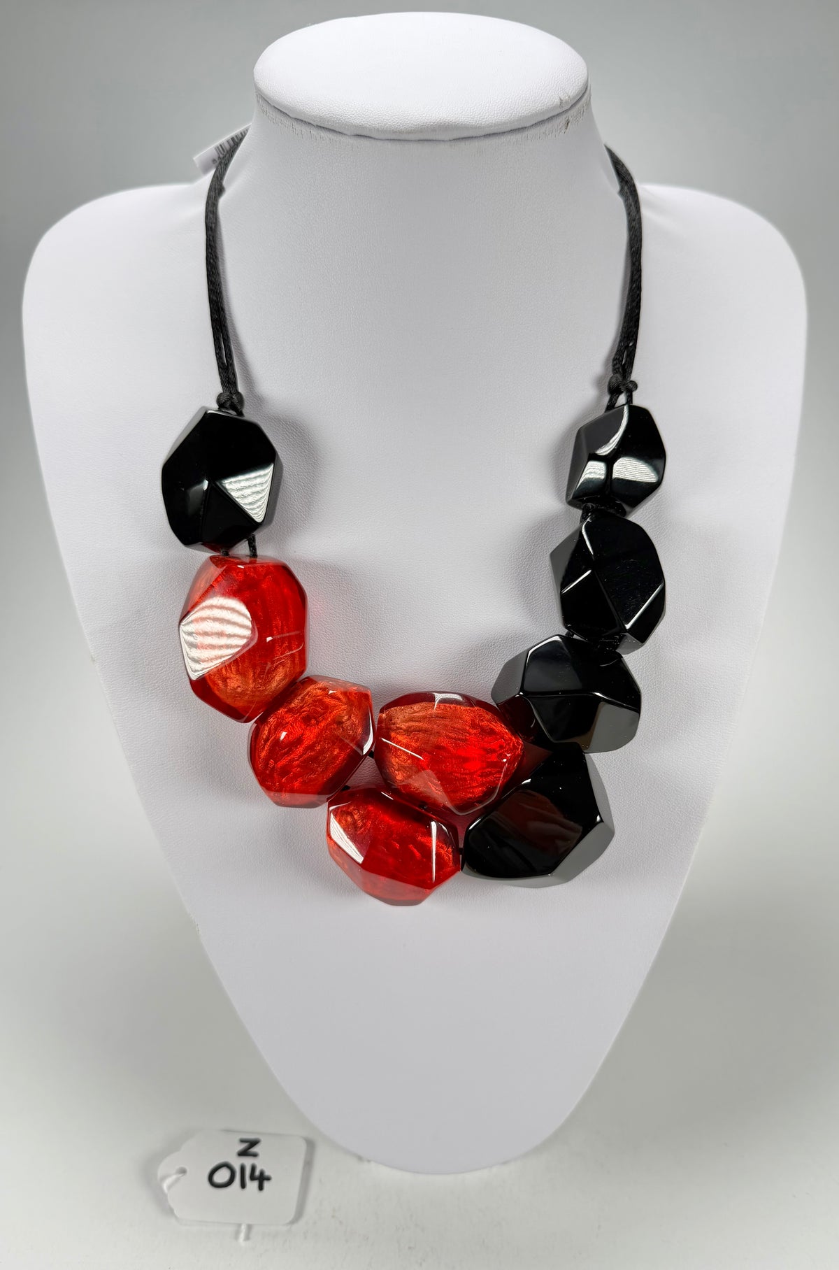 Zsiska - Empress Redd & Black Resin Necklace ( 8410150REDDQ09 )