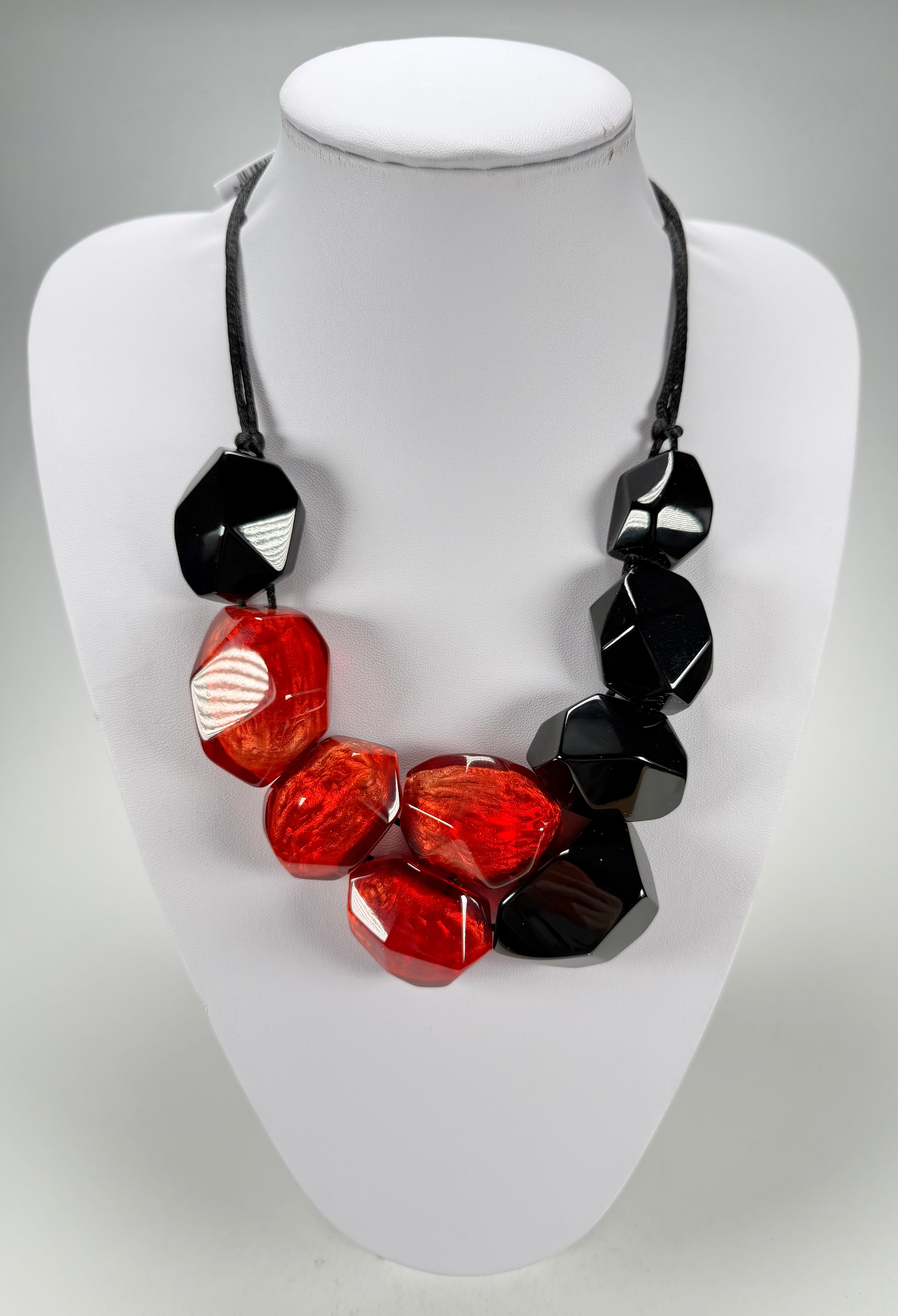 Zsiska - Empress Redd & Black Resin Necklace ( 8410150REDDQ09 )