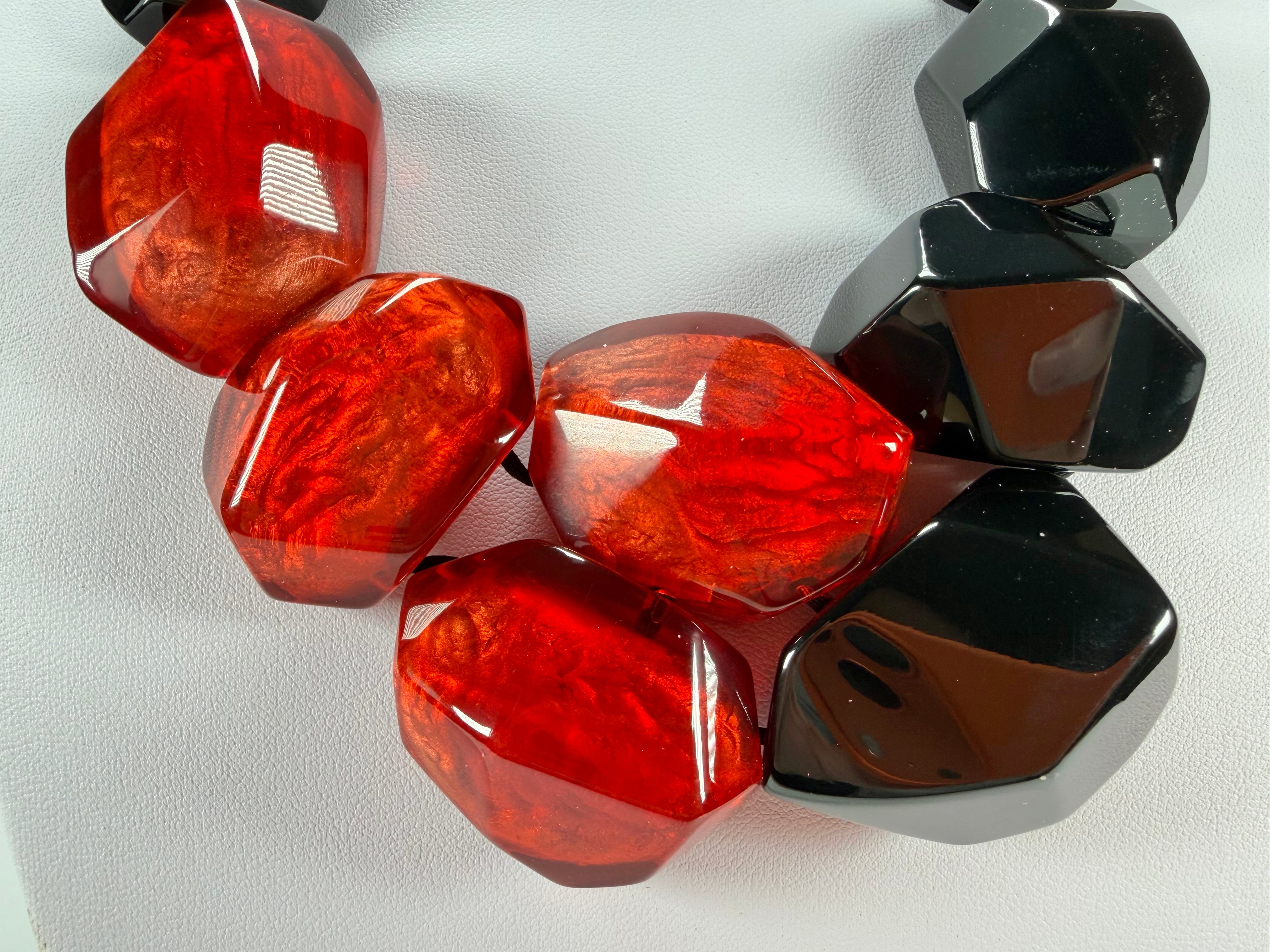 Zsiska - Empress Redd & Black Resin Necklace ( 8410150REDDQ09 )