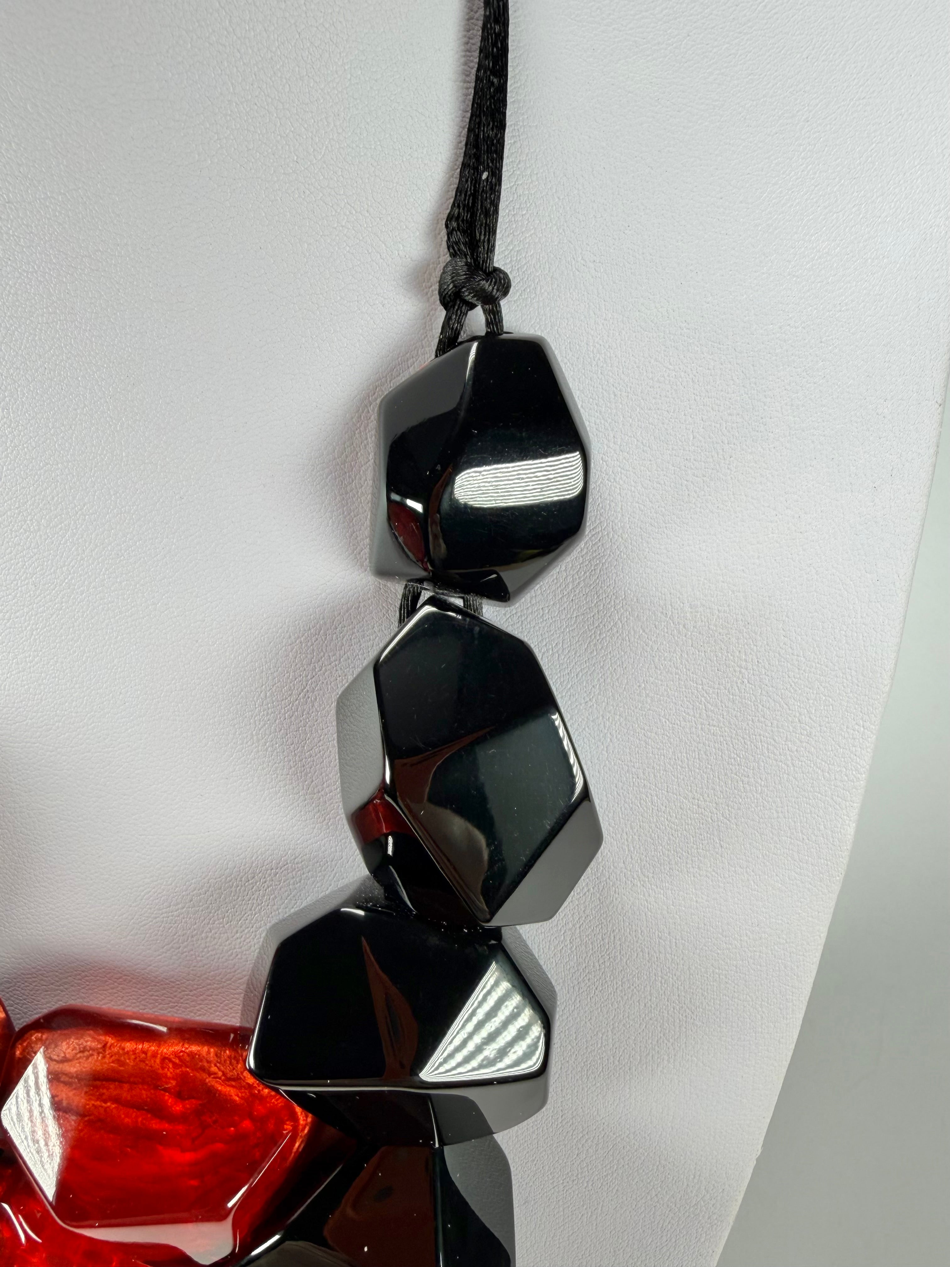 Zsiska - Empress Redd & Black Resin Necklace ( 8410150REDDQ09 )