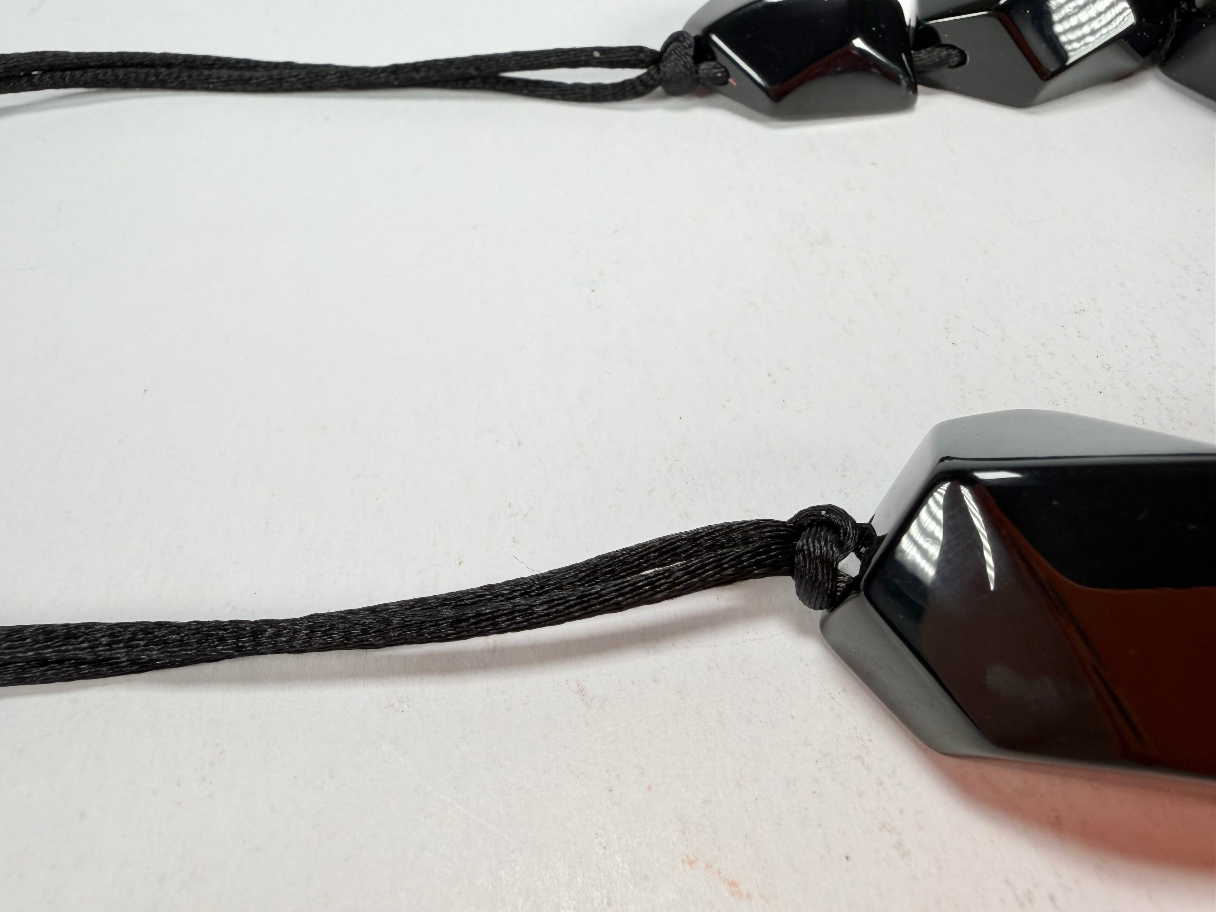 Zsiska - Empress Redd & Black Resin Necklace ( 8410150REDDQ09 )