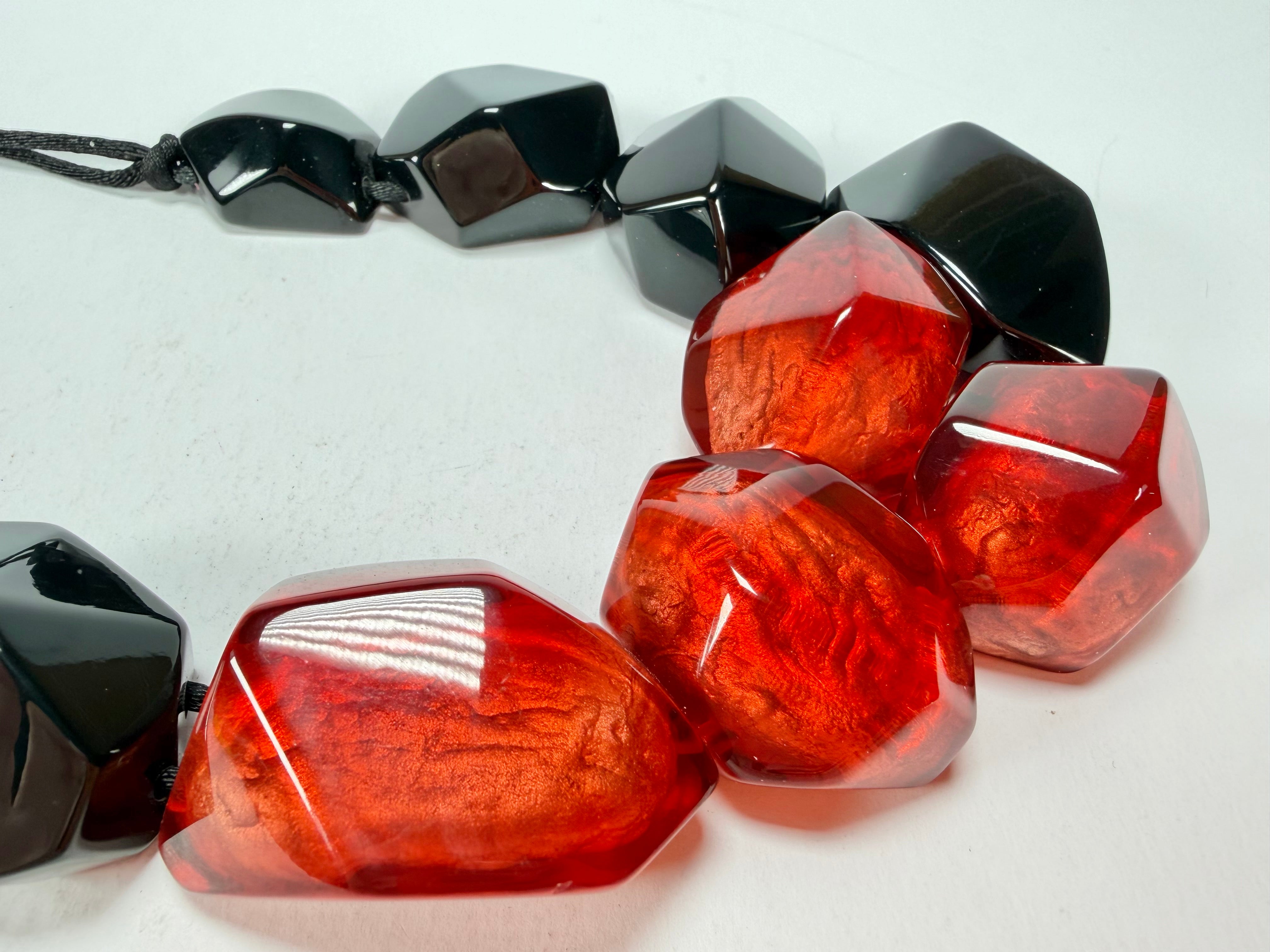 Zsiska - Empress Redd & Black Resin Necklace ( 8410150REDDQ09 )