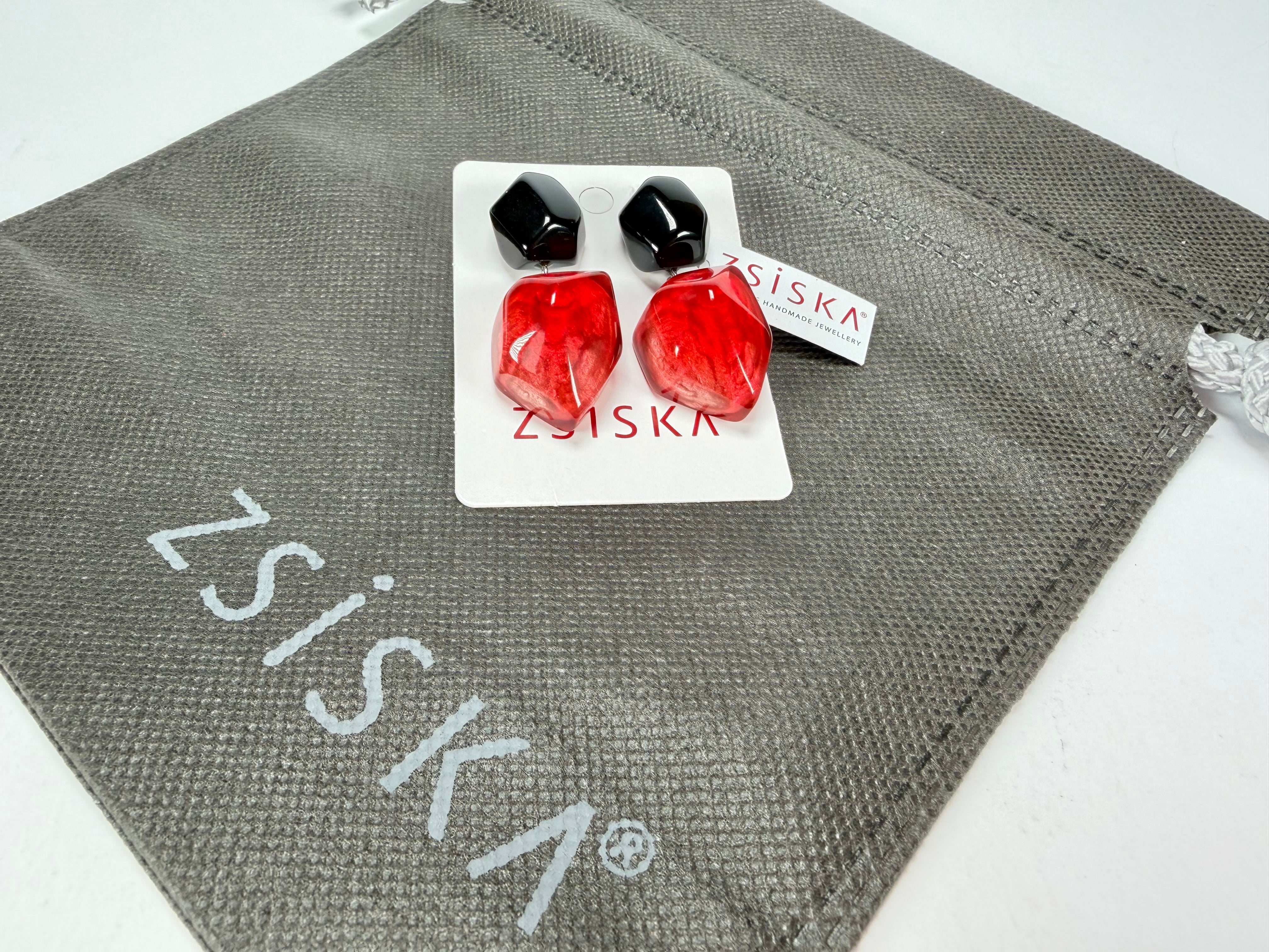 Zsiska - Empress Redd & Black Pendant Resin Earrings ( 8410504REDDQ00 )