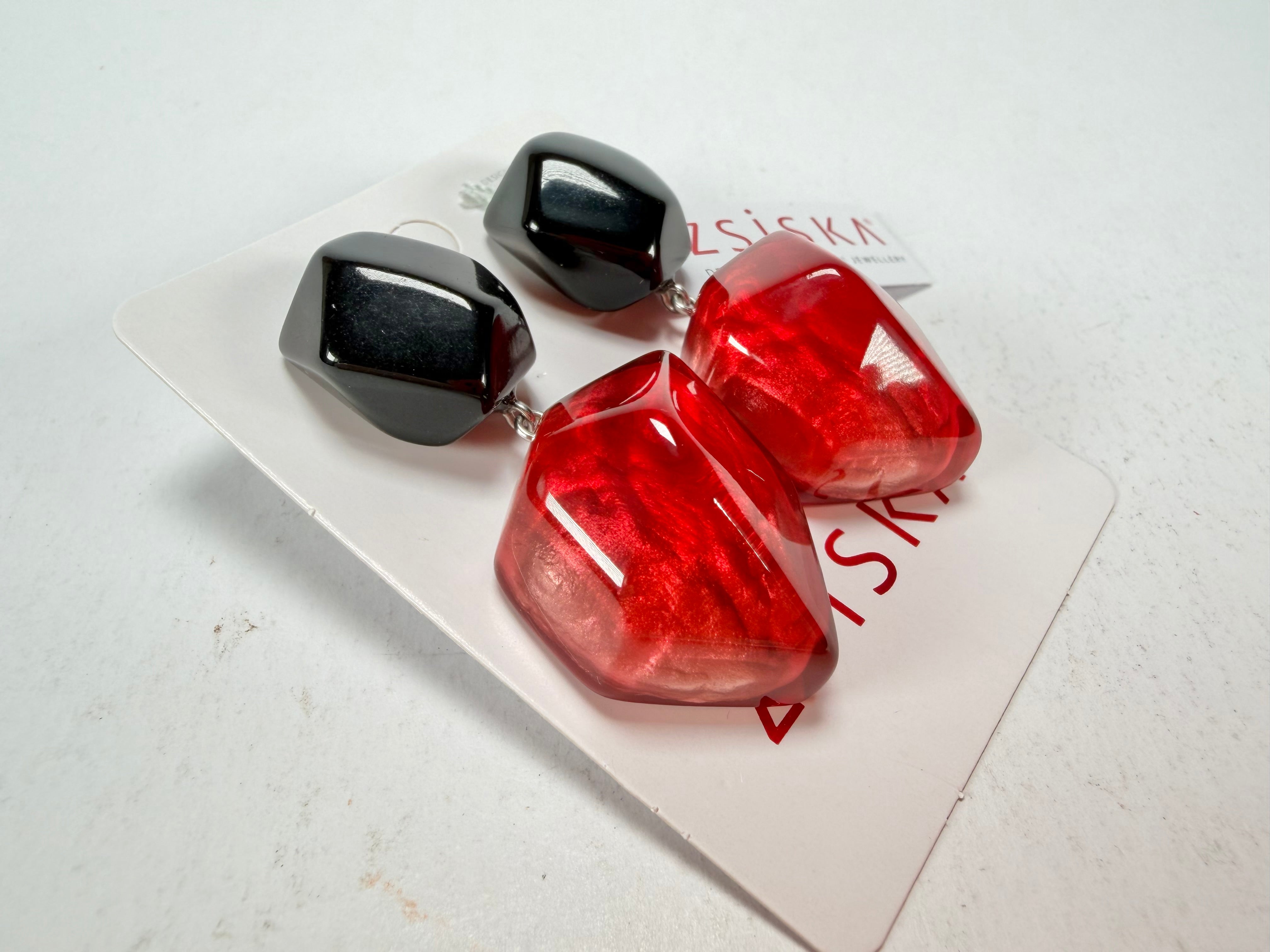 Zsiska - Empress Redd & Black Pendant Resin Earrings ( 8410504REDDQ00 )