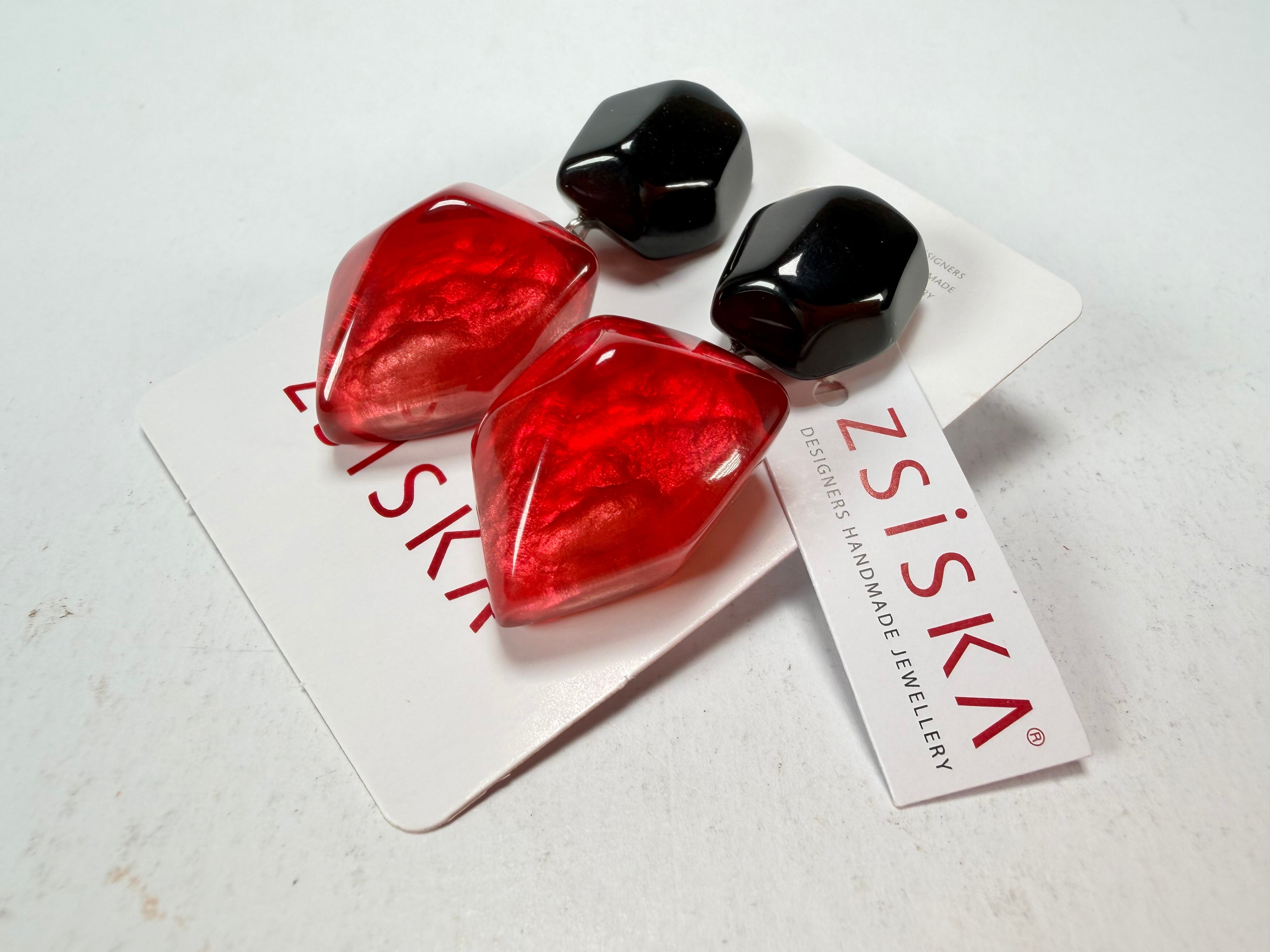Zsiska - Empress Redd & Black Pendant Resin Earrings ( 8410504REDDQ00 )