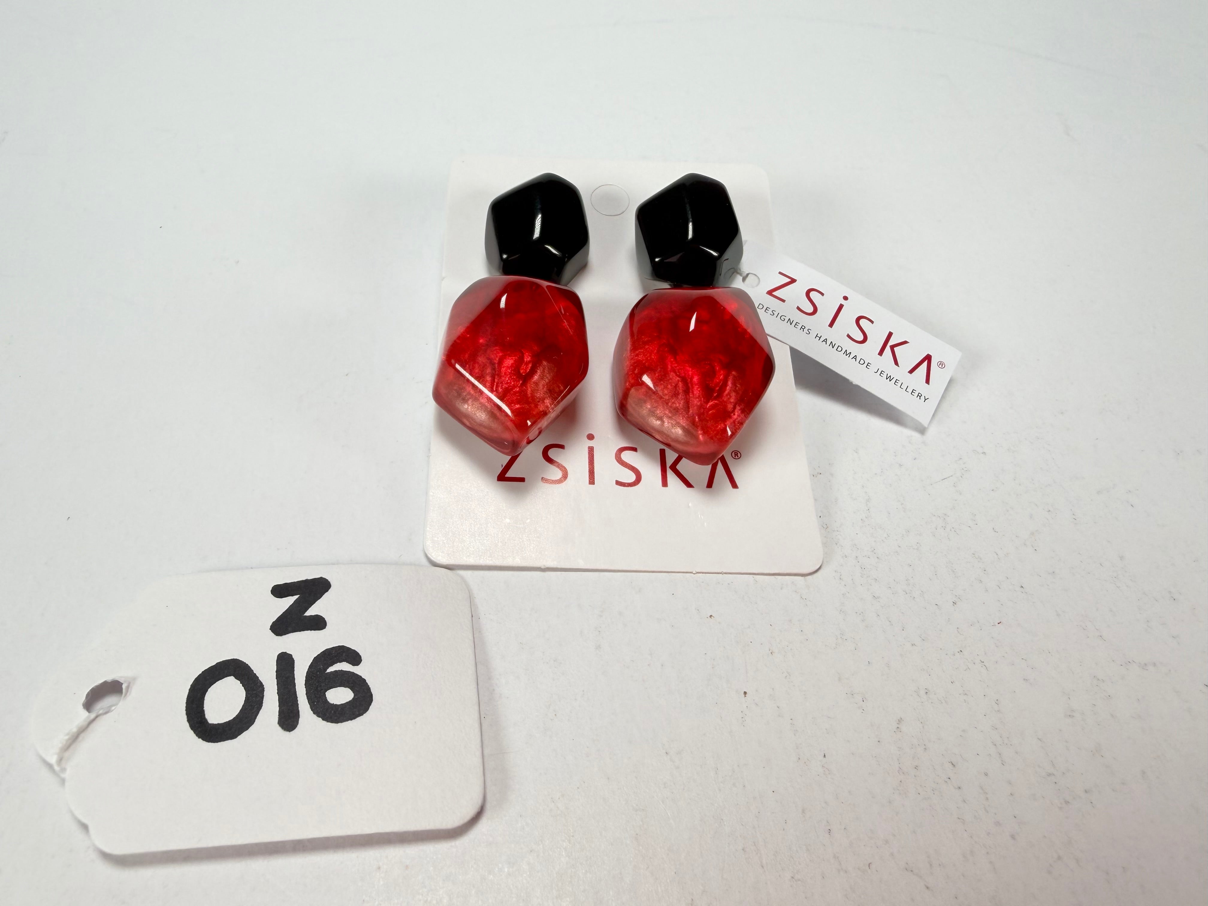 Zsiska - Empress Redd & Black Pendant Resin Earrings ( 8410504REDDQ00 )