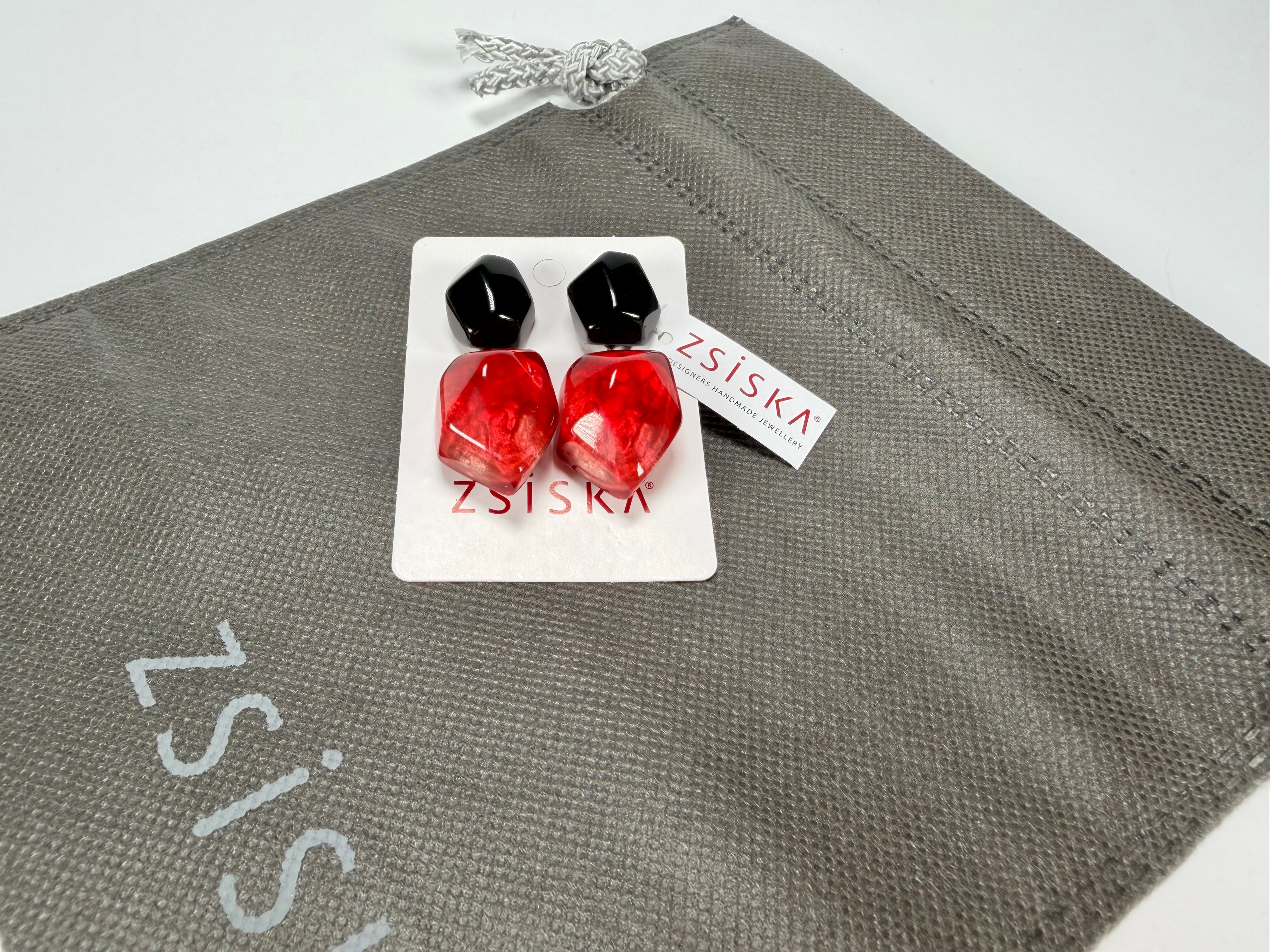 Zsiska - Empress Redd & Black Pendant Resin Earrings ( 8410504REDDQ00 )