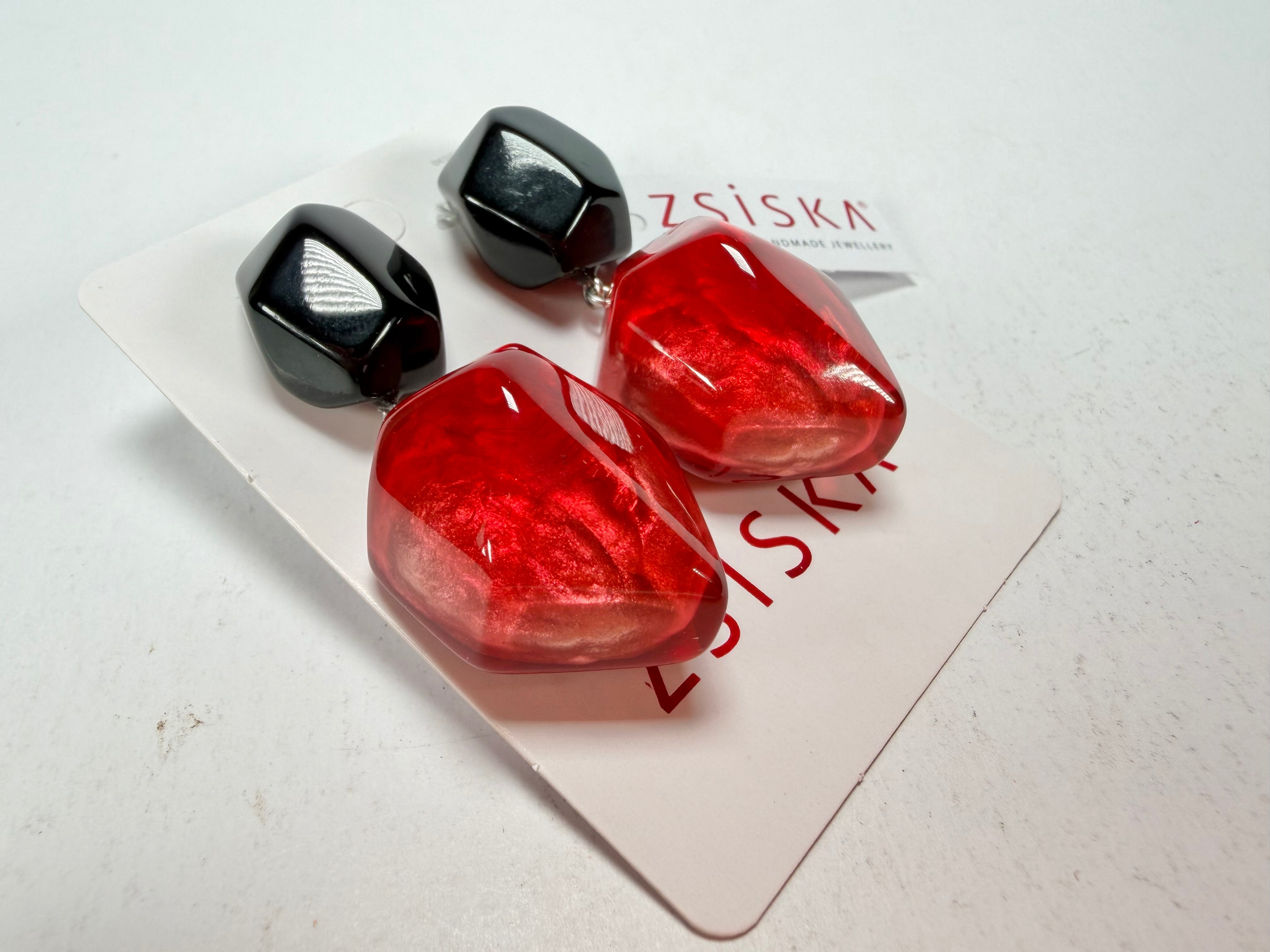 Zsiska - Empress Redd & Black Pendant Resin Earrings ( 8410504REDDQ00 )