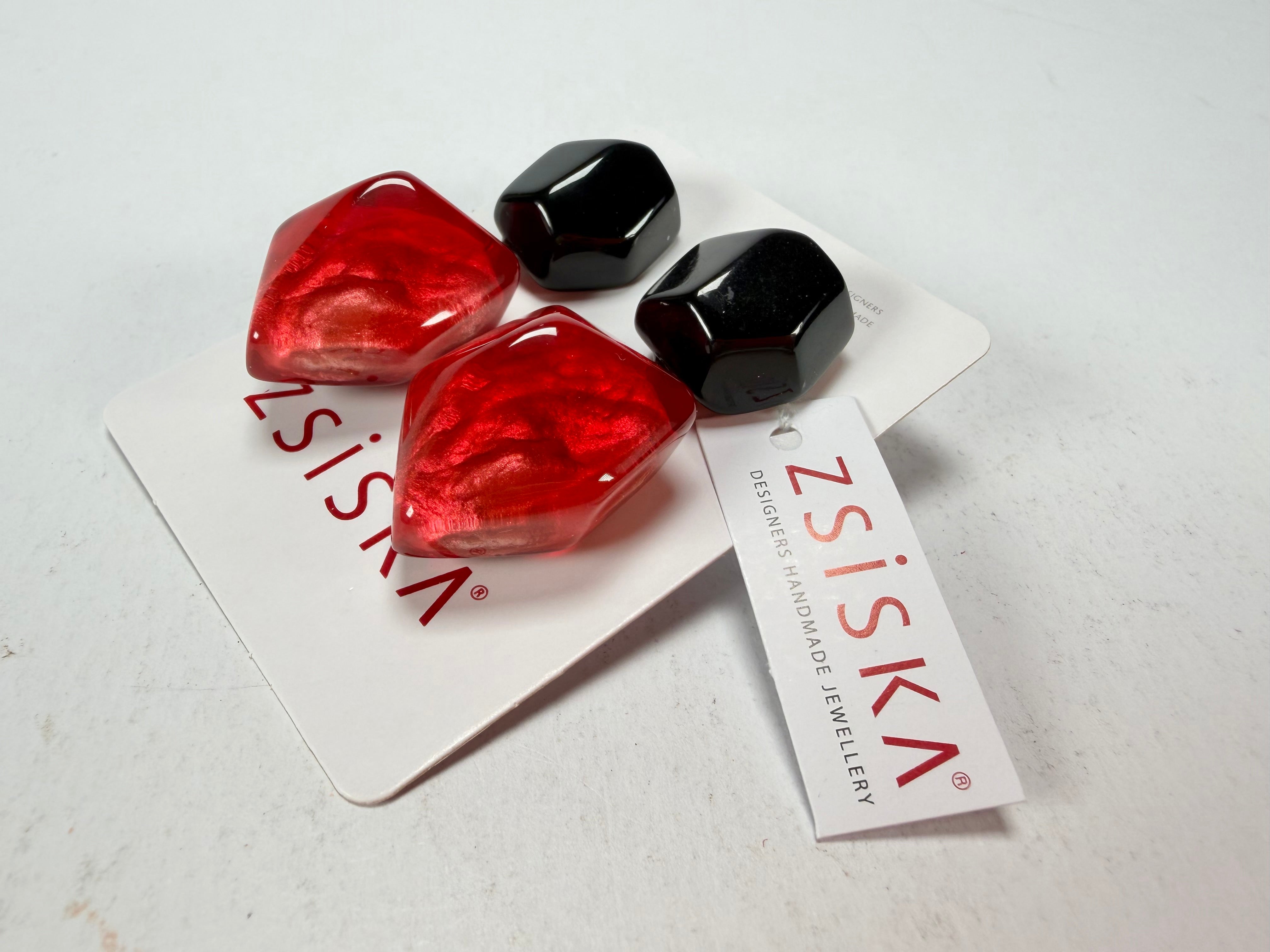 Zsiska - Empress Redd & Black Pendant Resin Earrings ( 8410504REDDQ00 )