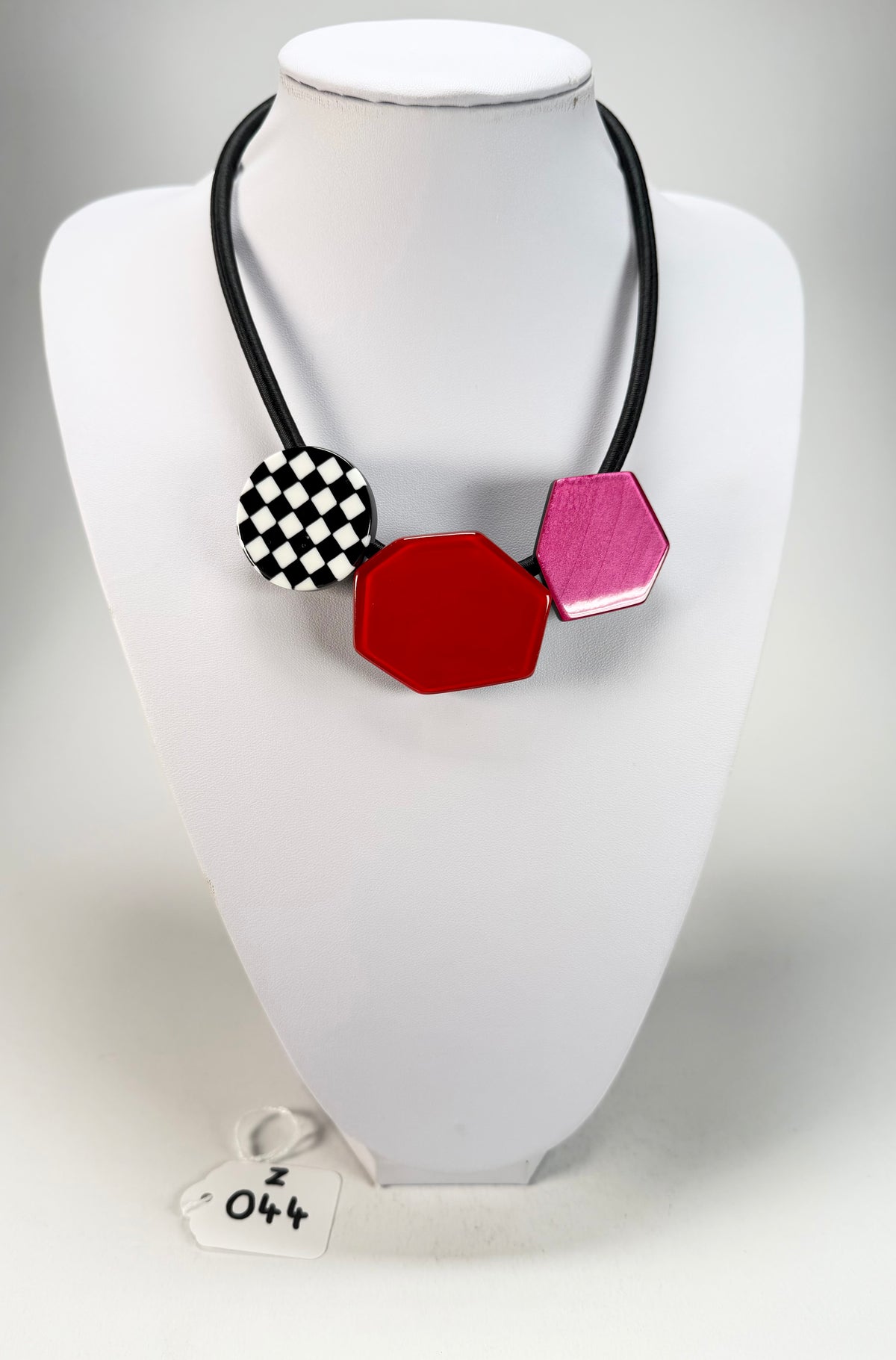 Zsiska - Checkmate "Prue Leith" Crimson & Rose 3 Bead Resin Necklace ( P220150REPIQ03 )