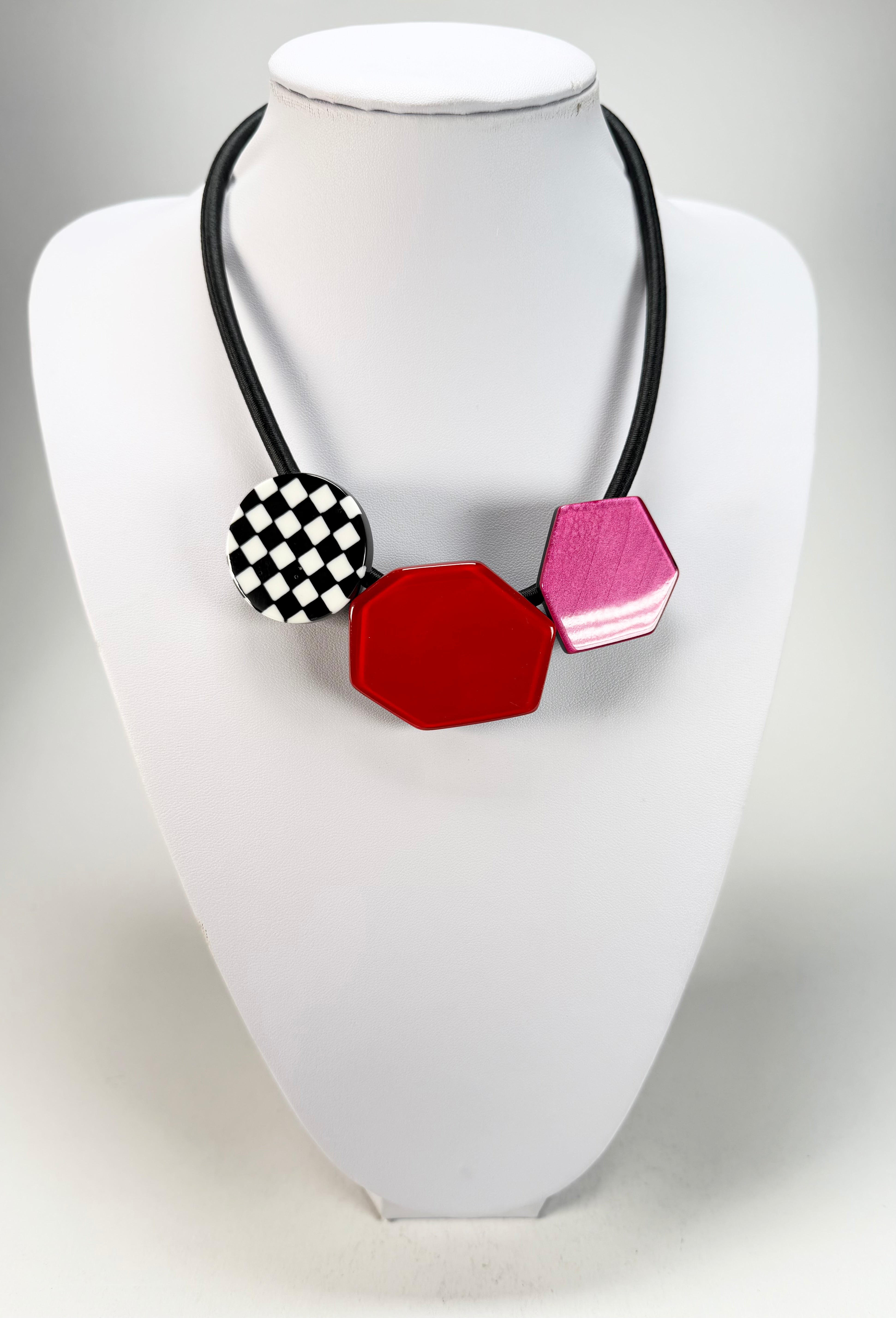 Zsiska - Checkmate "Prue Leith" Crimson & Rose 3 Bead Resin Necklace ( P220150REPIQ03 )
