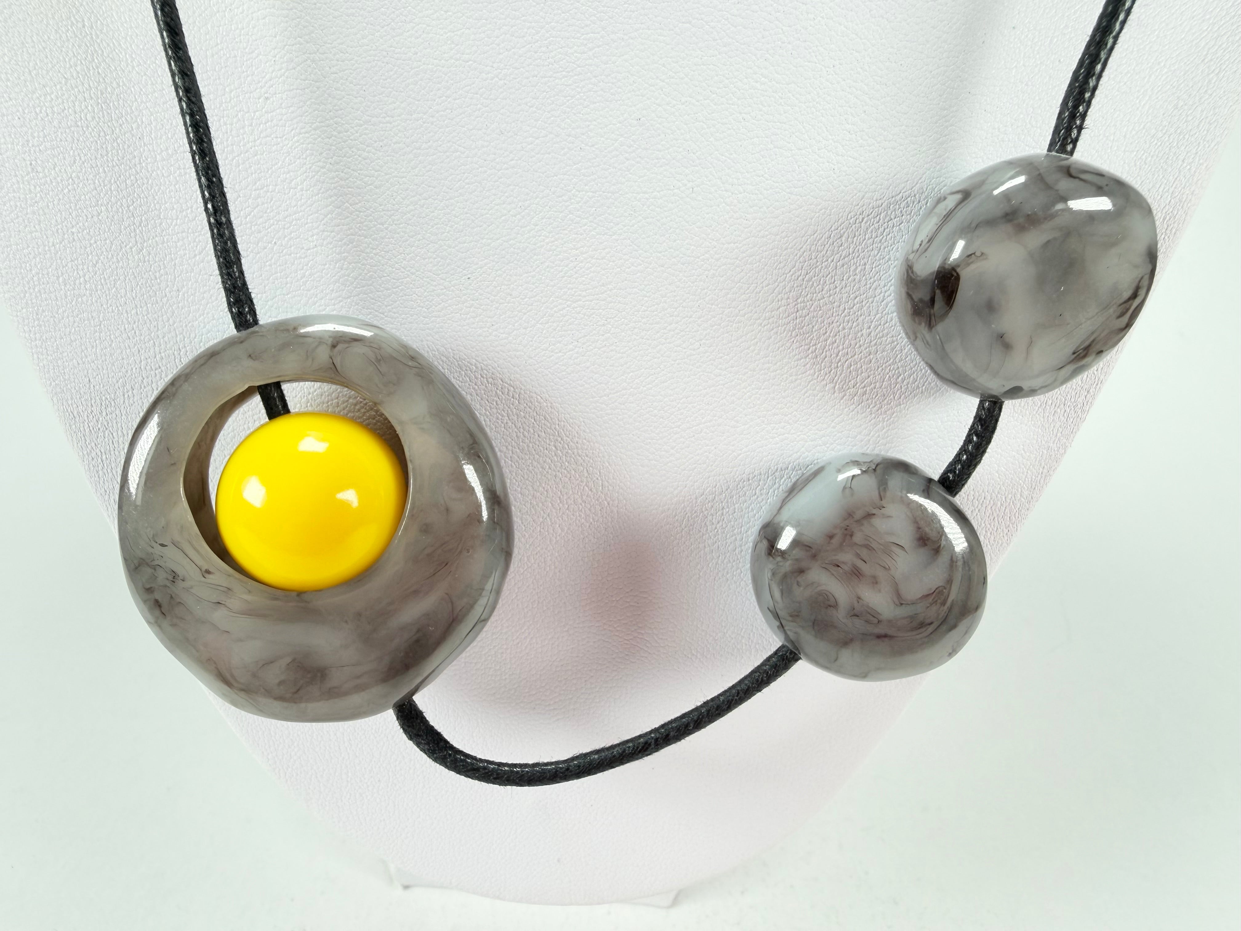 Zsiska - ORI 12 Bead Marbled Grey Resin Necklace ( 7430101GREYQ12 )