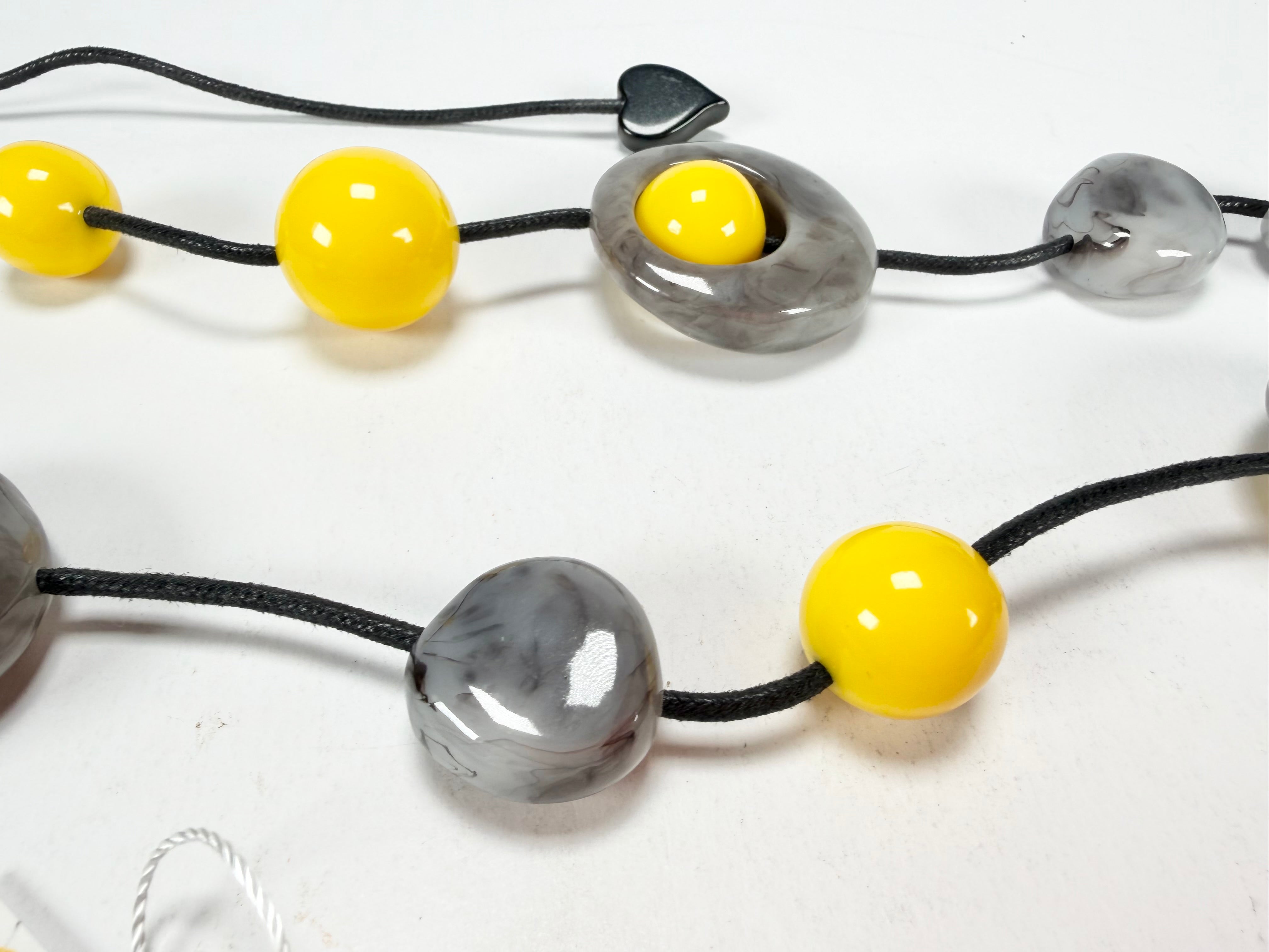 Zsiska - ORI 12 Bead Marbled Grey Resin Necklace ( 7430101GREYQ12 )