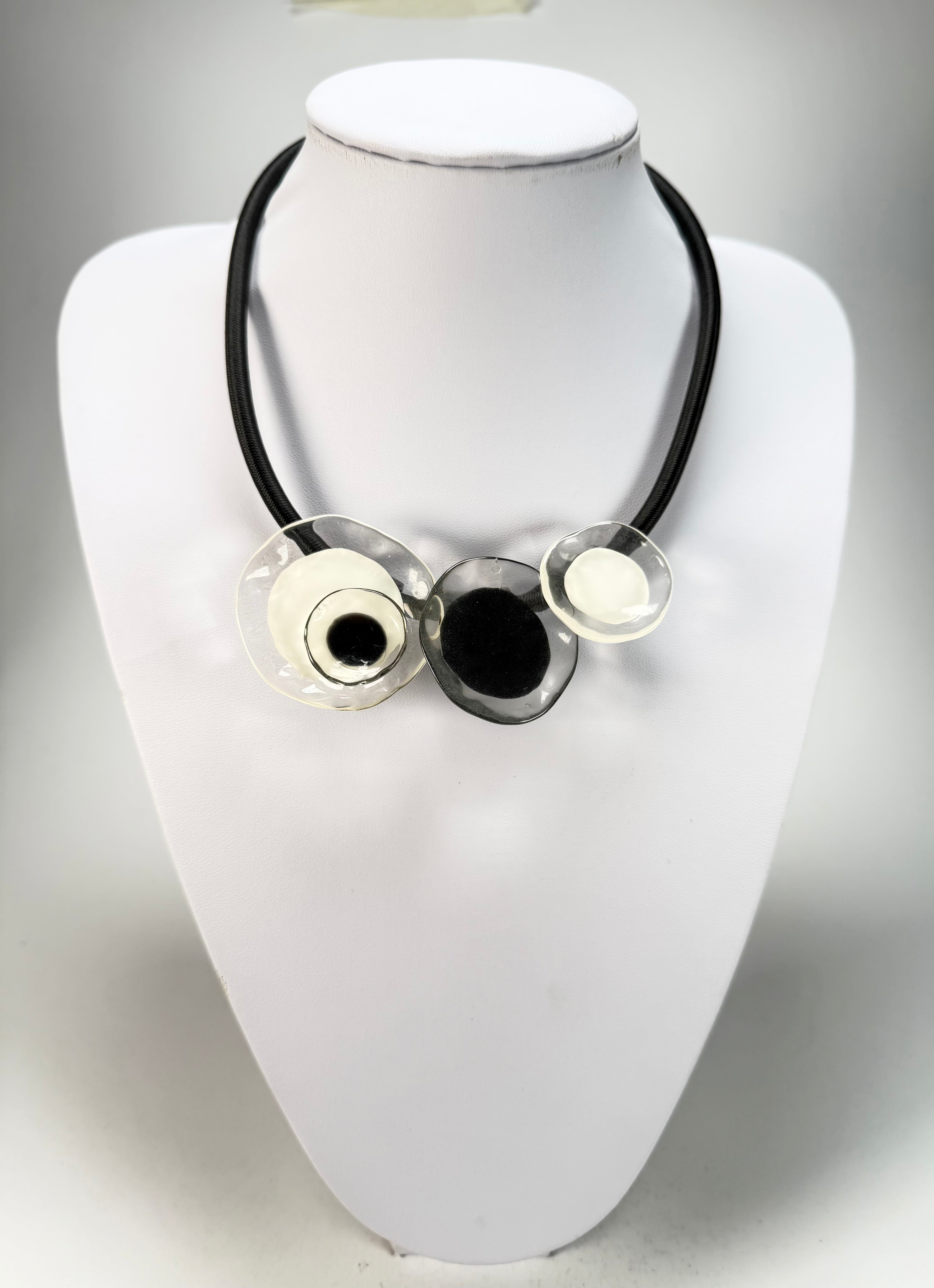 Zsiska - Flora "Prue Leith" Black & White 3 Bead Resin Necklace ( P070151FLO1303 )