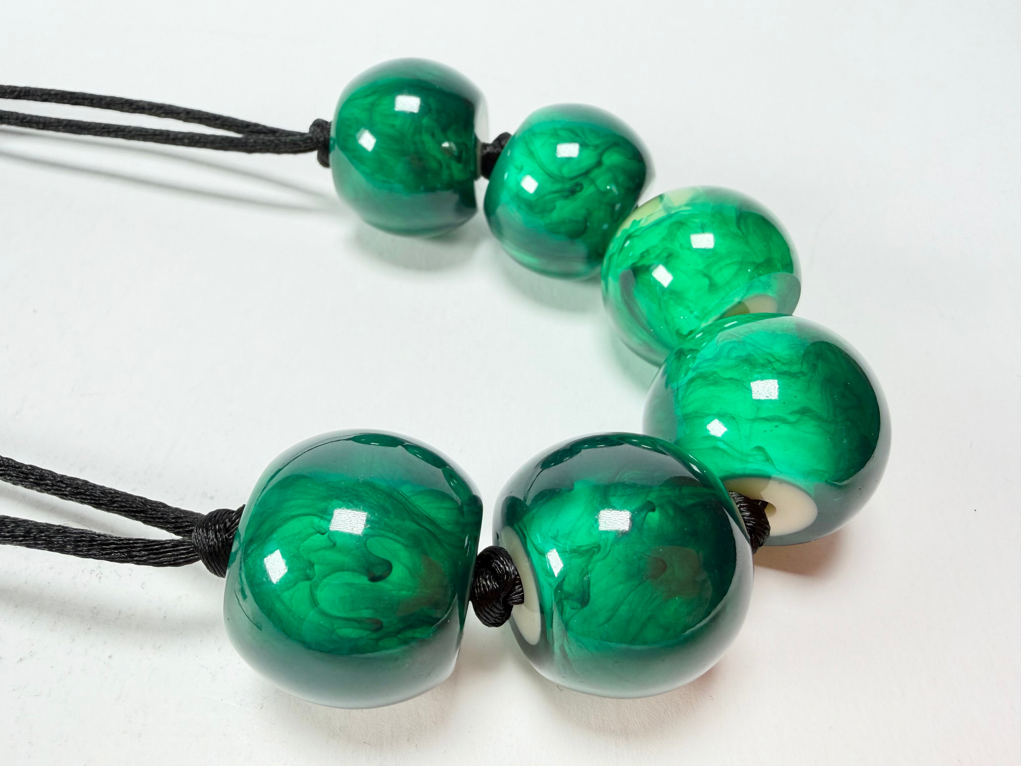 Zsiska - Colourful Beads 6 Bead Marble Emerald Resin Necklace ( 4010120MEMEQ06 )