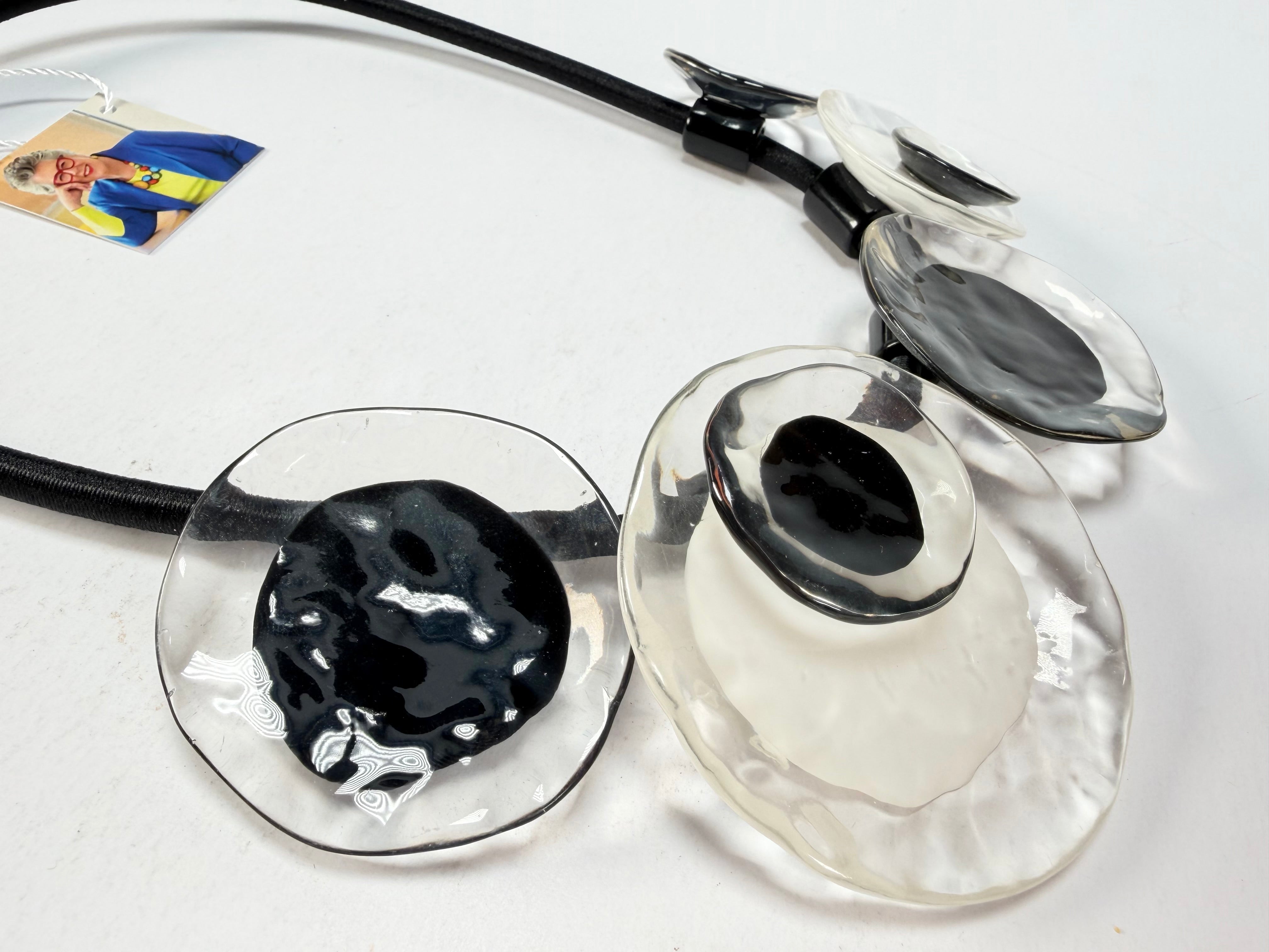 Zsiska - Flora "Prue Leith" Black & White 5 Bead Resin Necklace ( P070150FLO1305 )