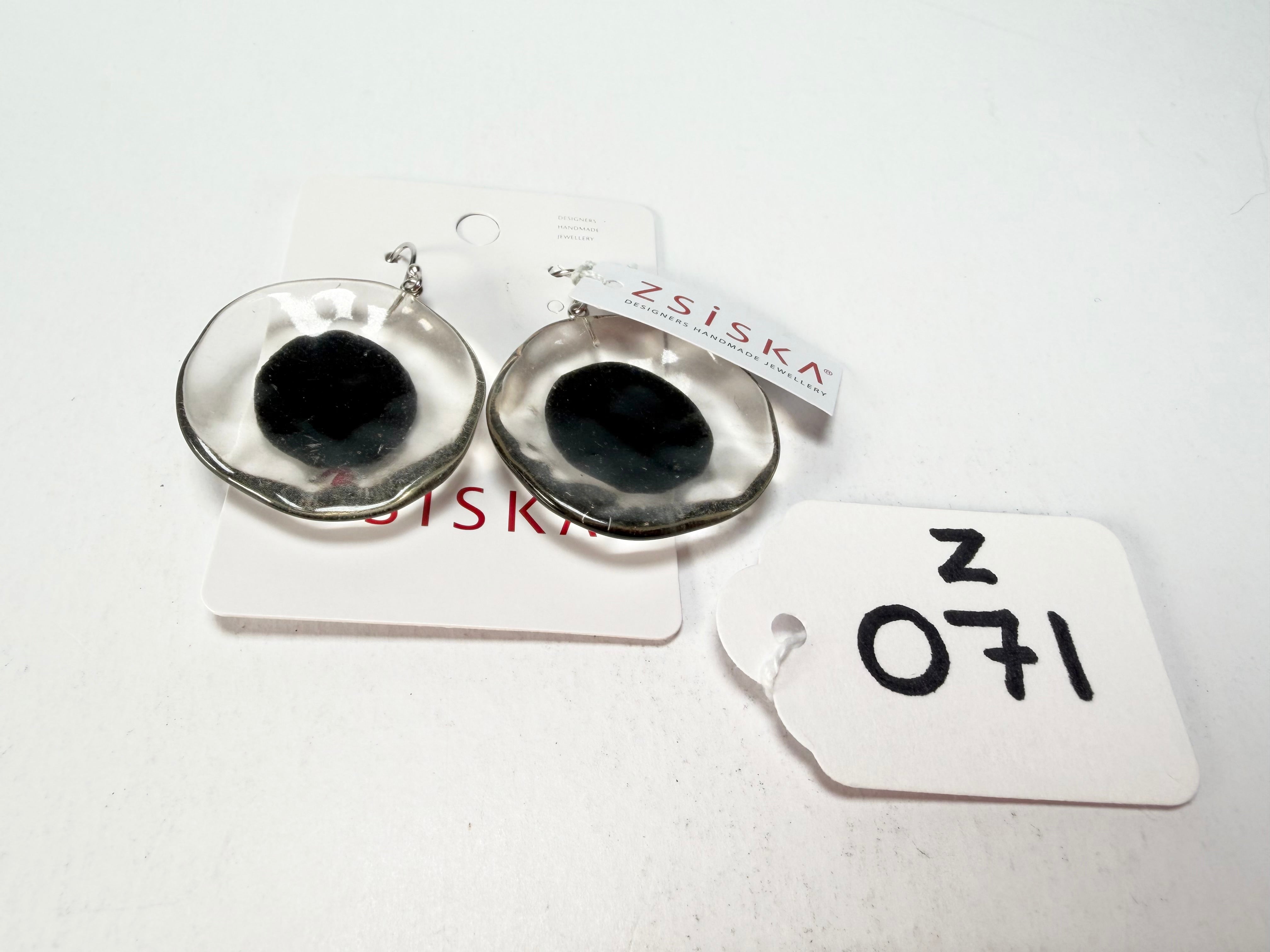 Zsiska - Flora "Prue Leith" Short Hook Black & White Resin Earrings ( P070501BLAKQ00 )