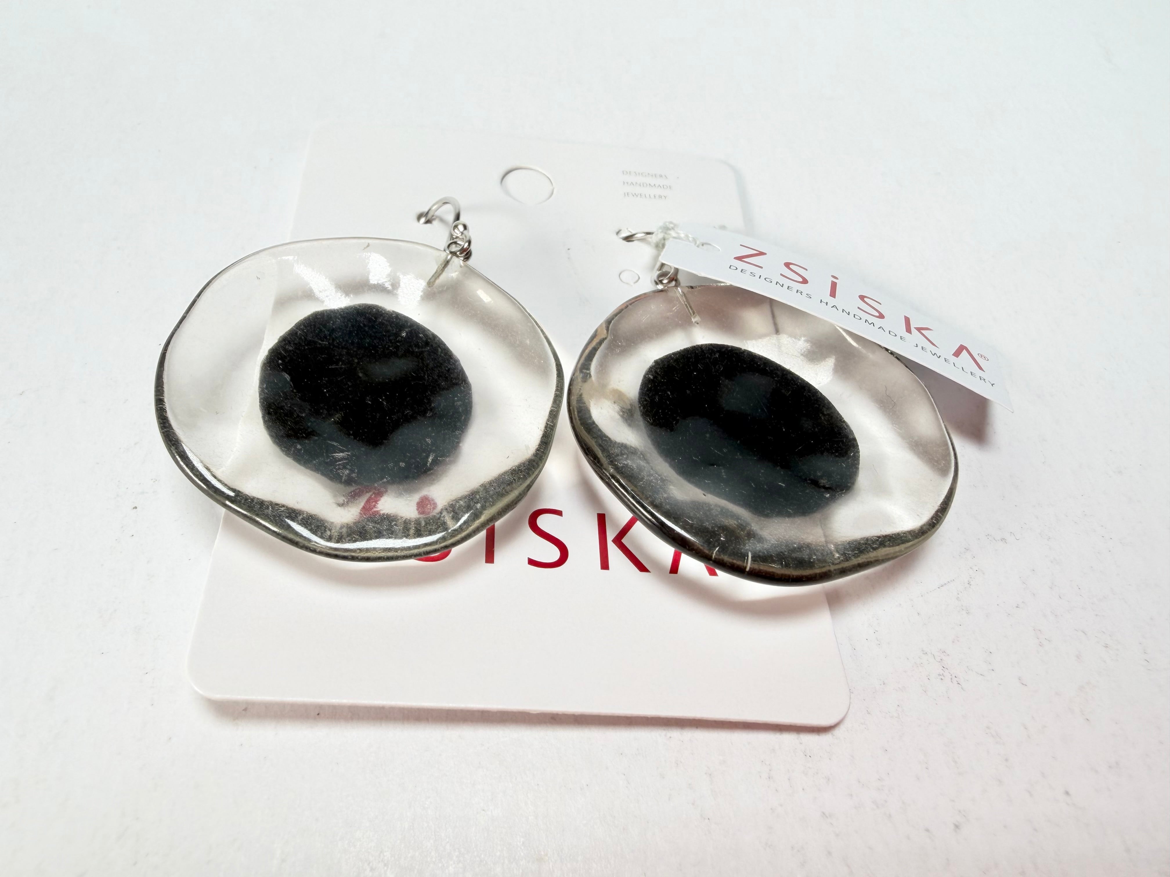 Zsiska - Flora "Prue Leith" Short Hook Black & White Resin Earrings ( P070501BLAKQ00 )