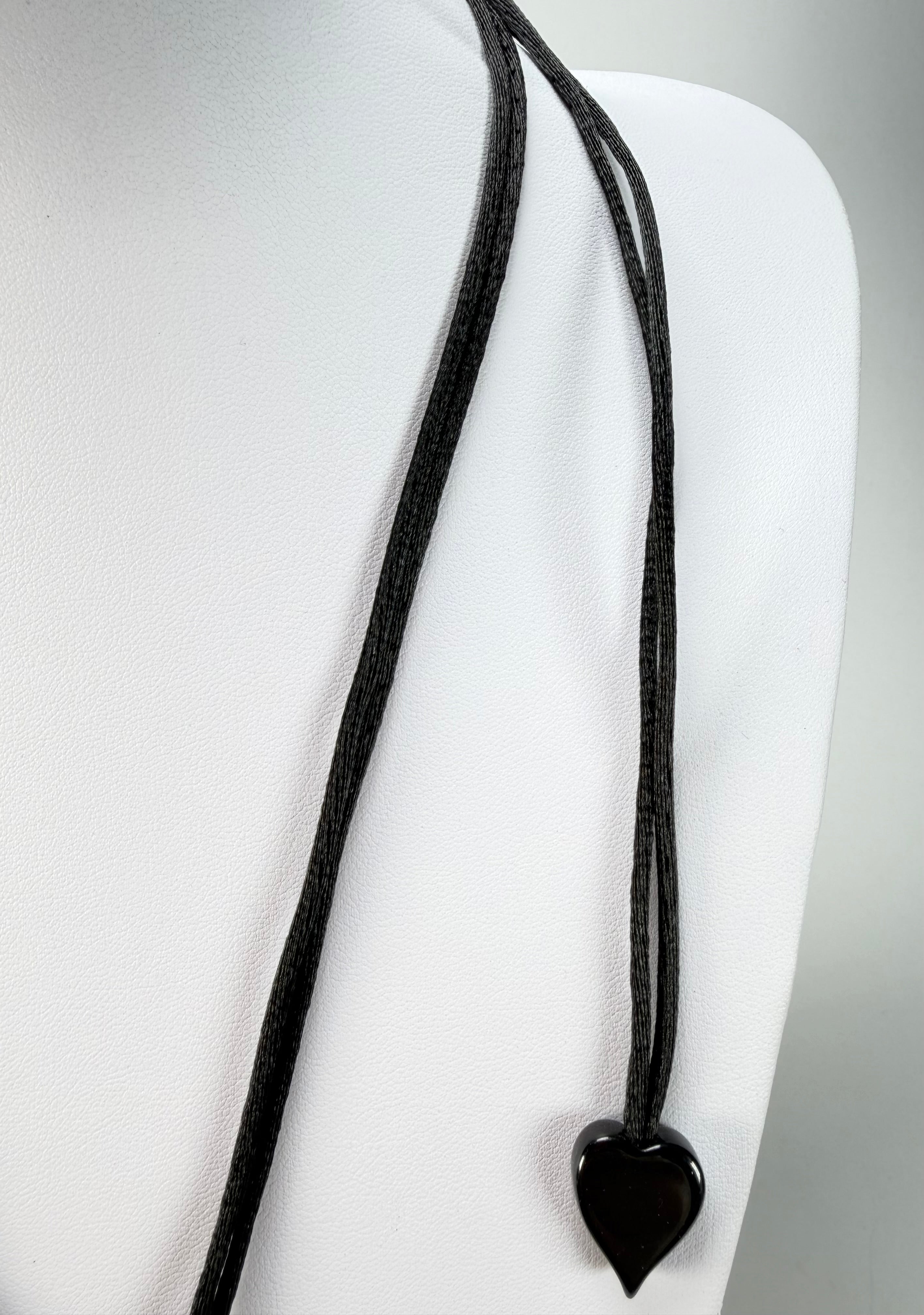 Zsiska - Flora "Prue Leith" Black & White Single Bead Resin Necklace ( P070201FLO1300 )