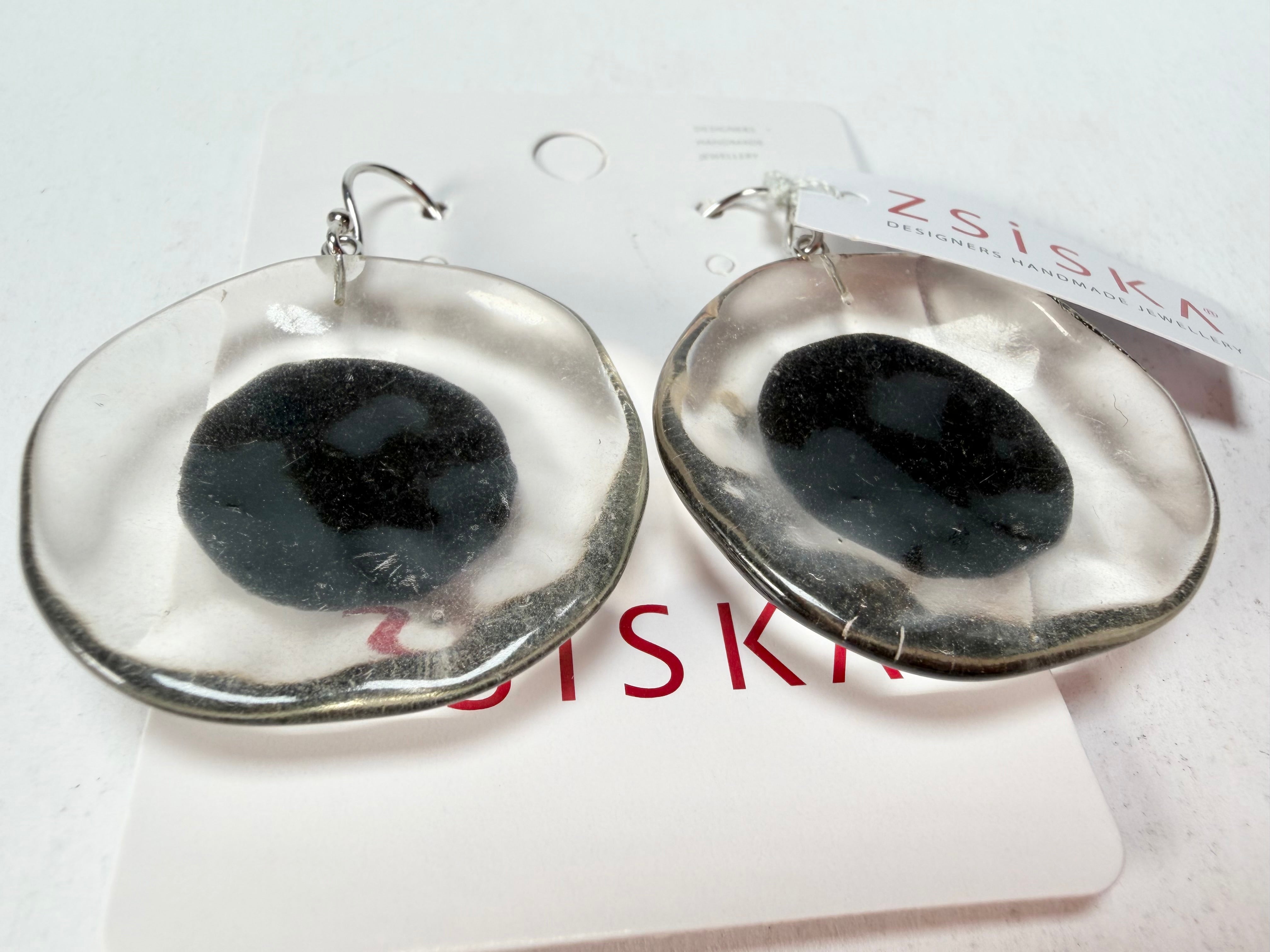 Zsiska - Flora "Prue Leith" Short Hook Black & White Resin Earrings ( P070501BLAKQ00 )