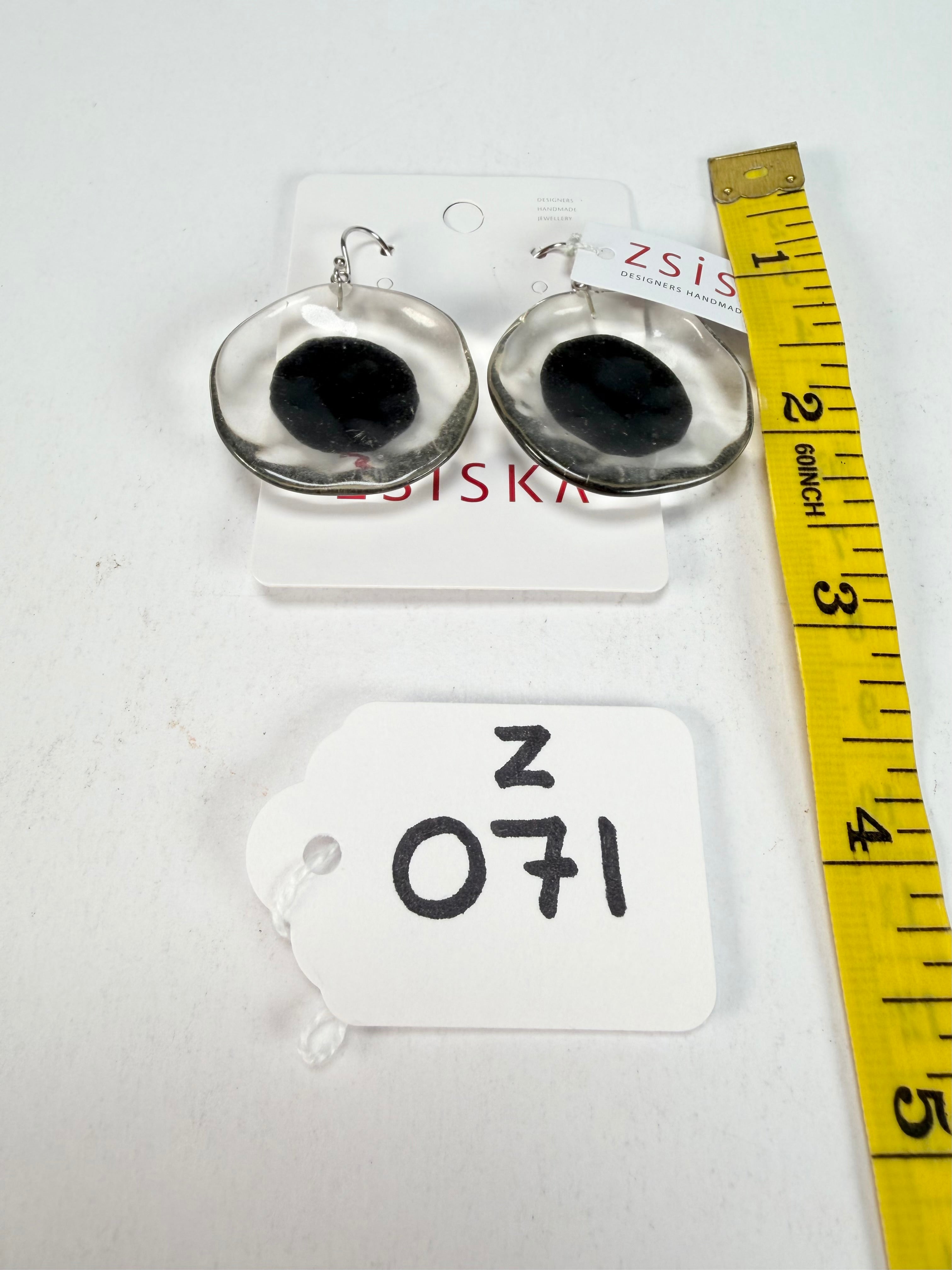 Zsiska - Flora "Prue Leith" Short Hook Black & White Resin Earrings ( P070501BLAKQ00 )