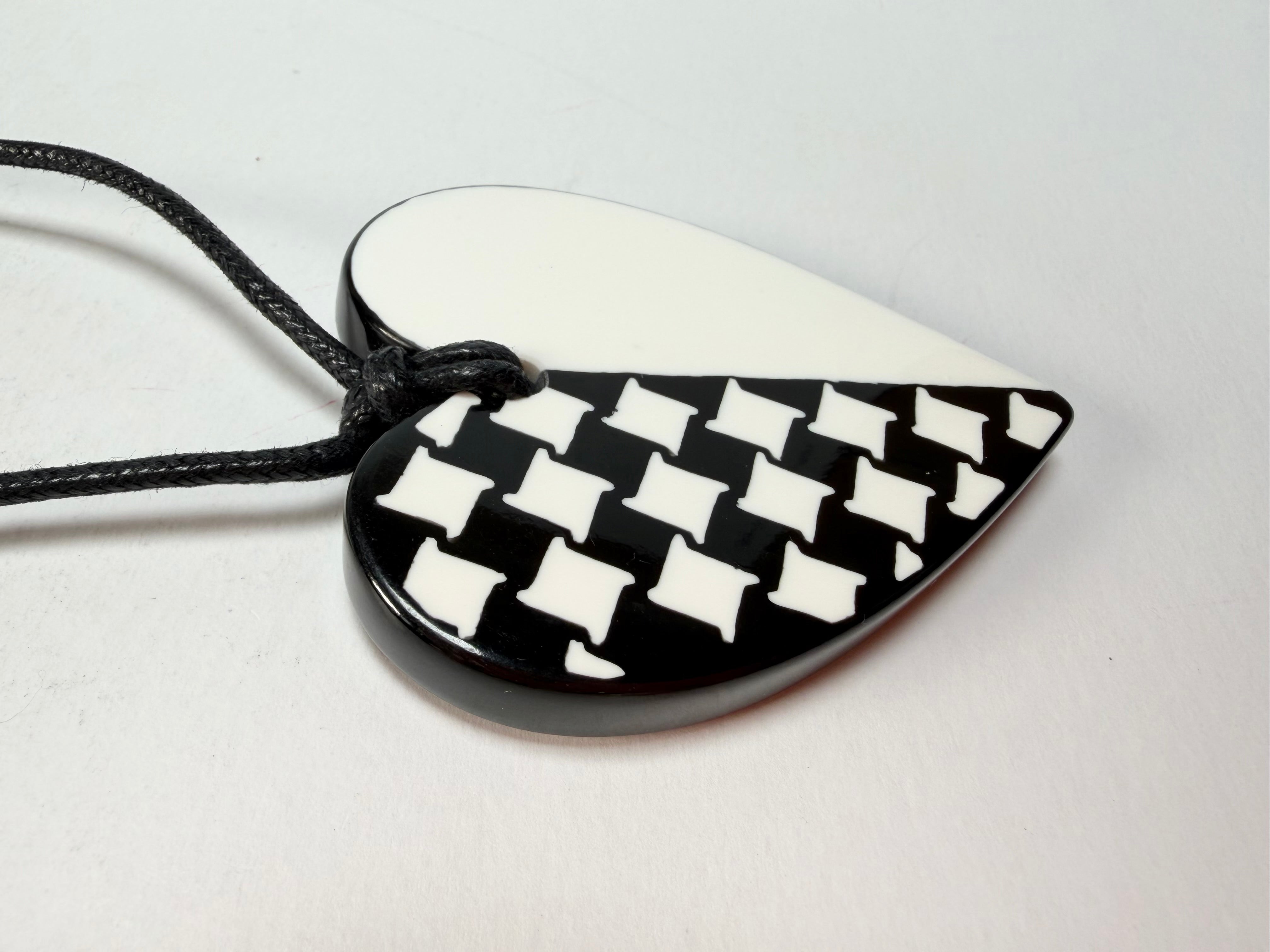 Zsiska - November "Pendant" Black & White Resin Necklace ( 8460201WHITQ00 )