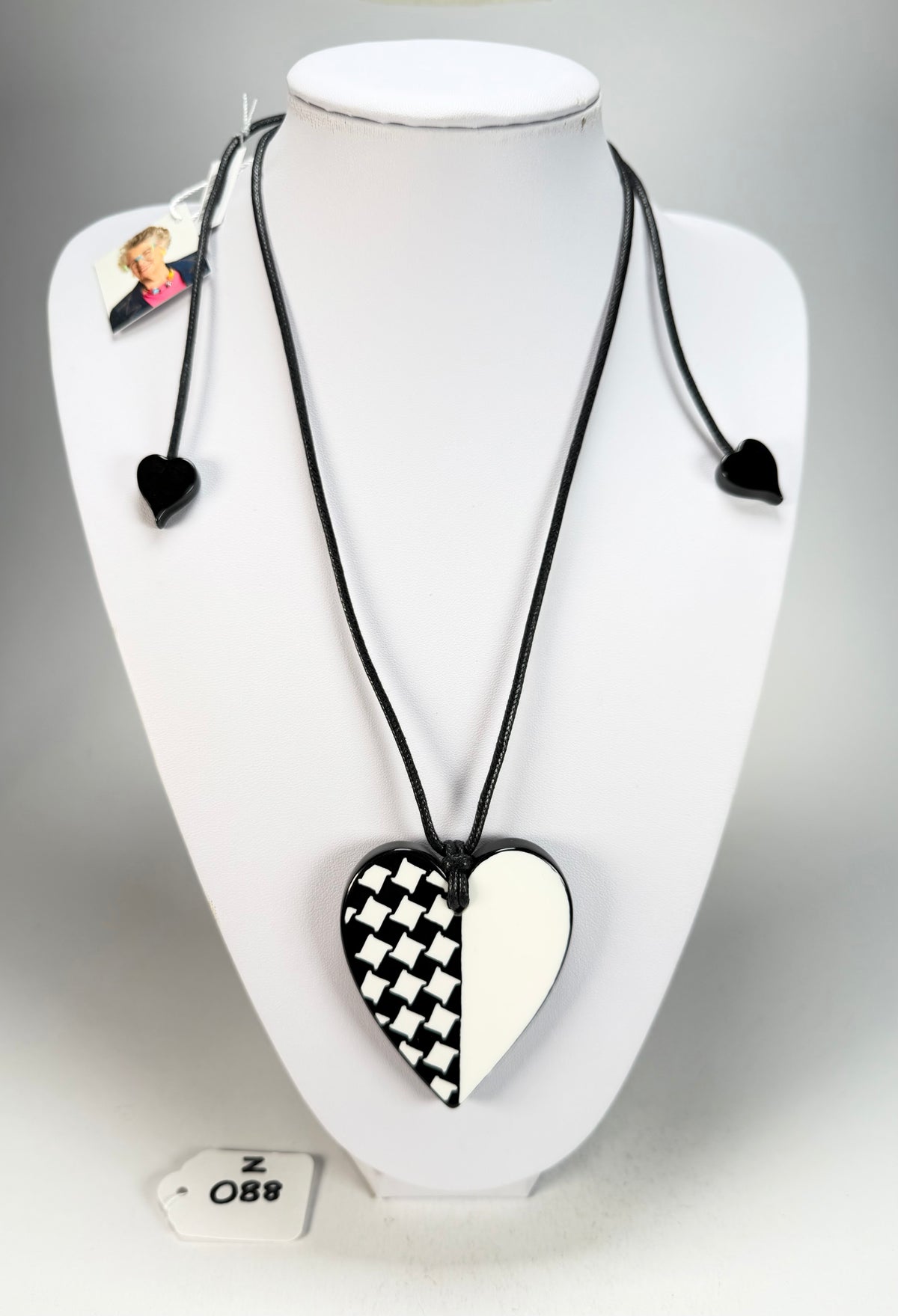 Zsiska - November "Pendant" Black & White Resin Necklace ( 8460201WHITQ00 )
