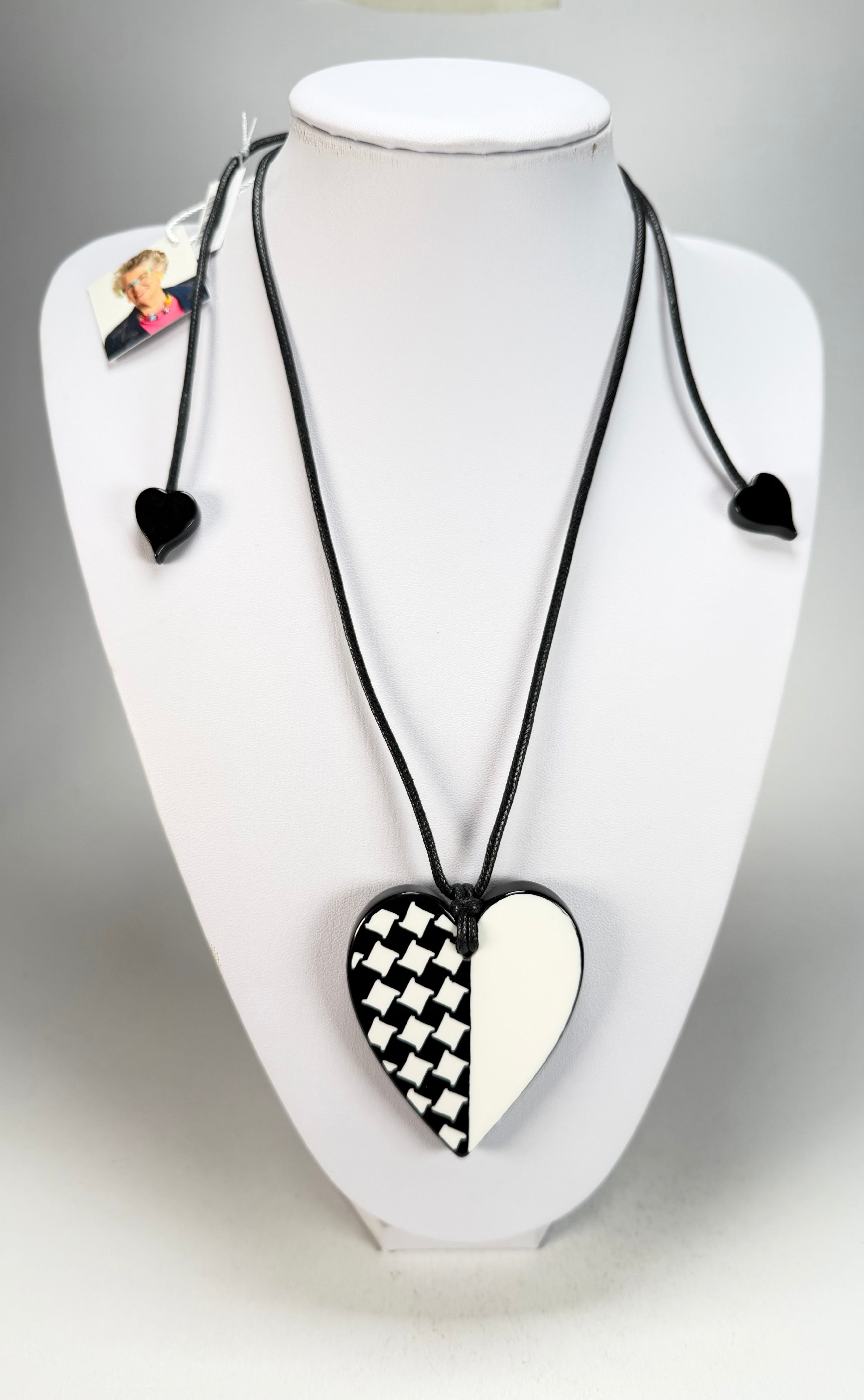Zsiska - November "Pendant" Black & White Resin Necklace ( 8460201WHITQ00 )