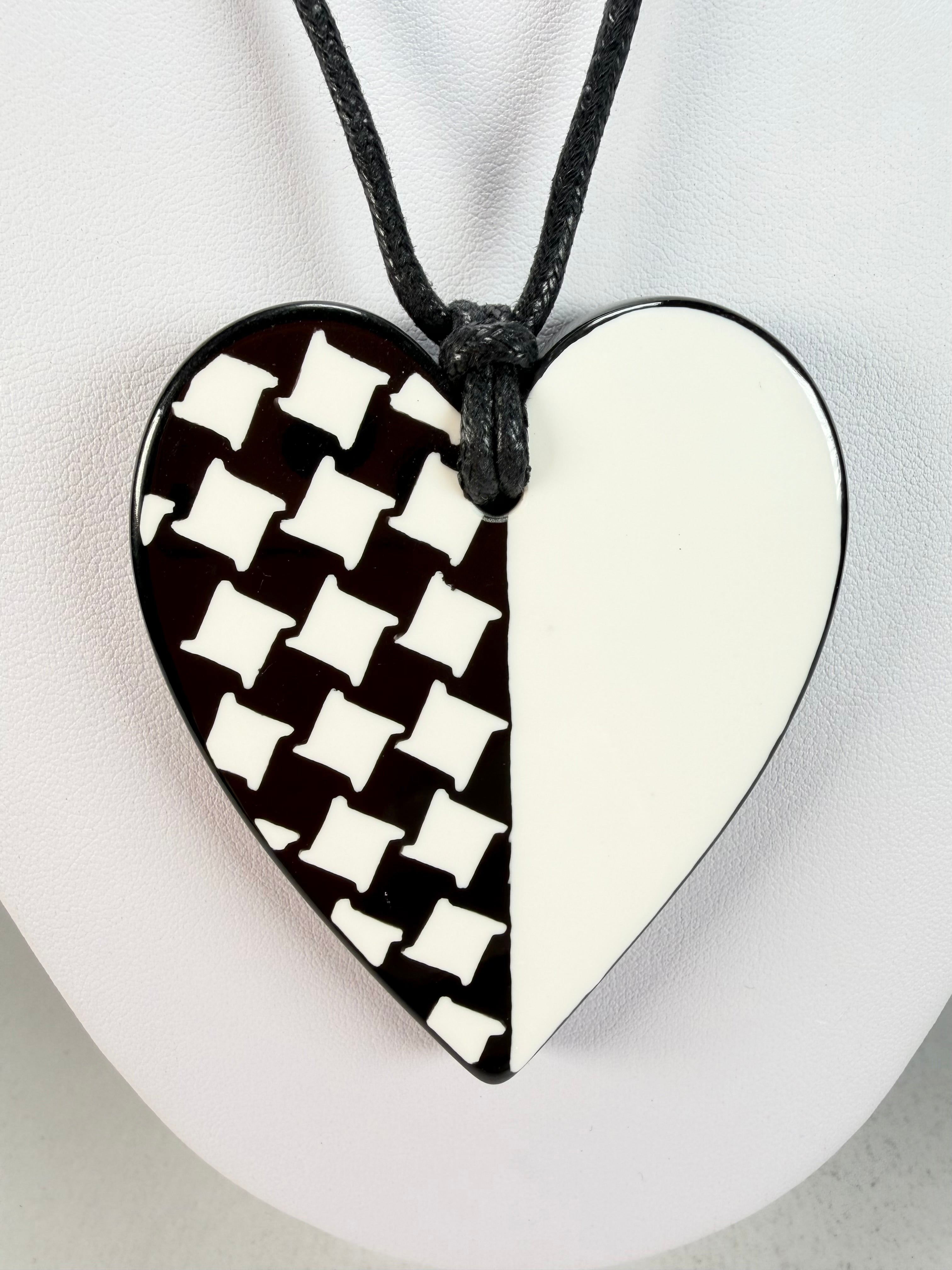 Zsiska - November "Pendant" Black & White Resin Necklace ( 8460201WHITQ00 )