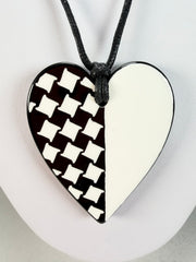 Zsiska - November "Pendant" Black & White Resin Necklace ( 8460201WHITQ00 )