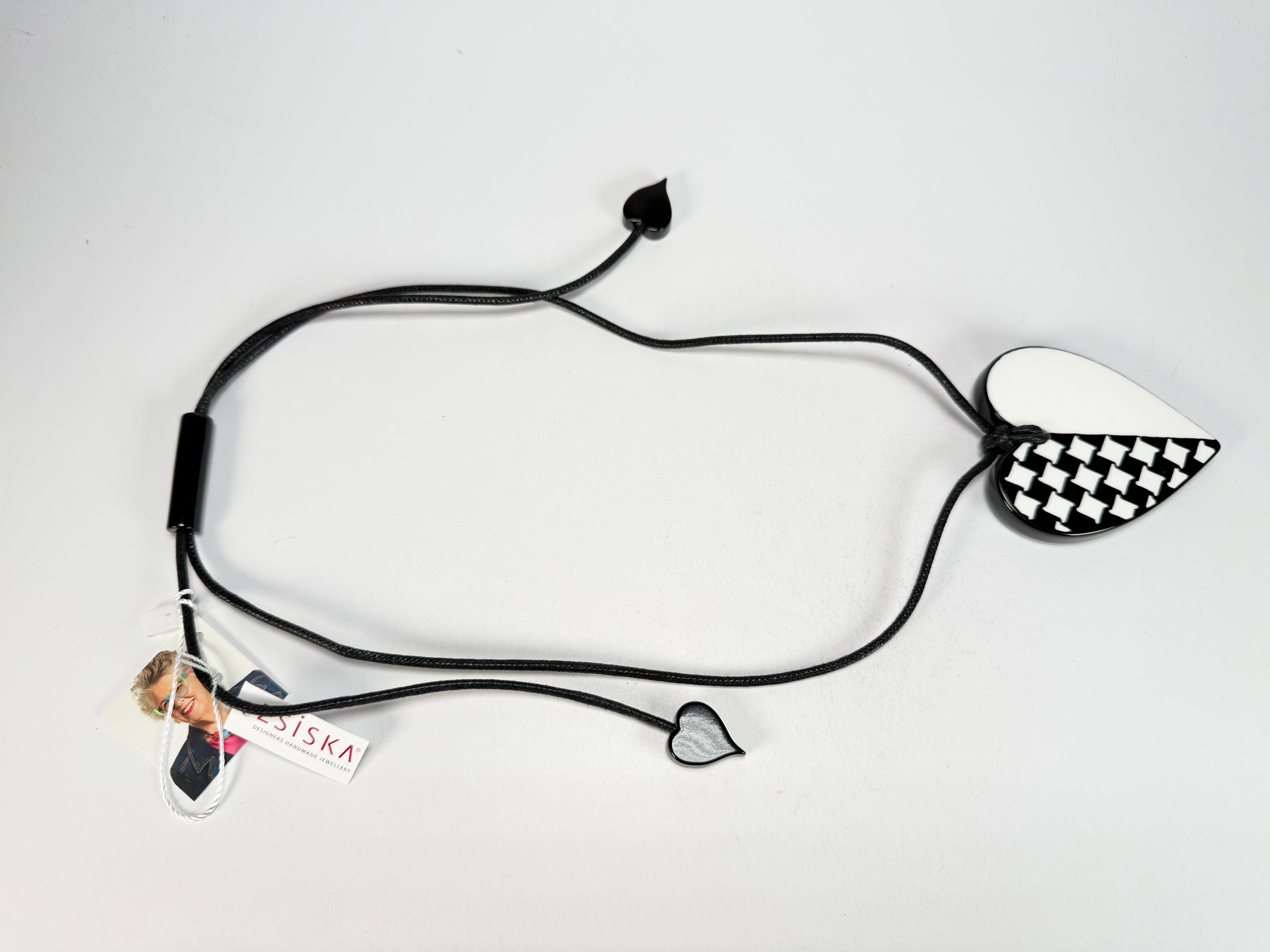 Zsiska - November "Pendant" Black & White Resin Necklace ( 8460201WHITQ00 )