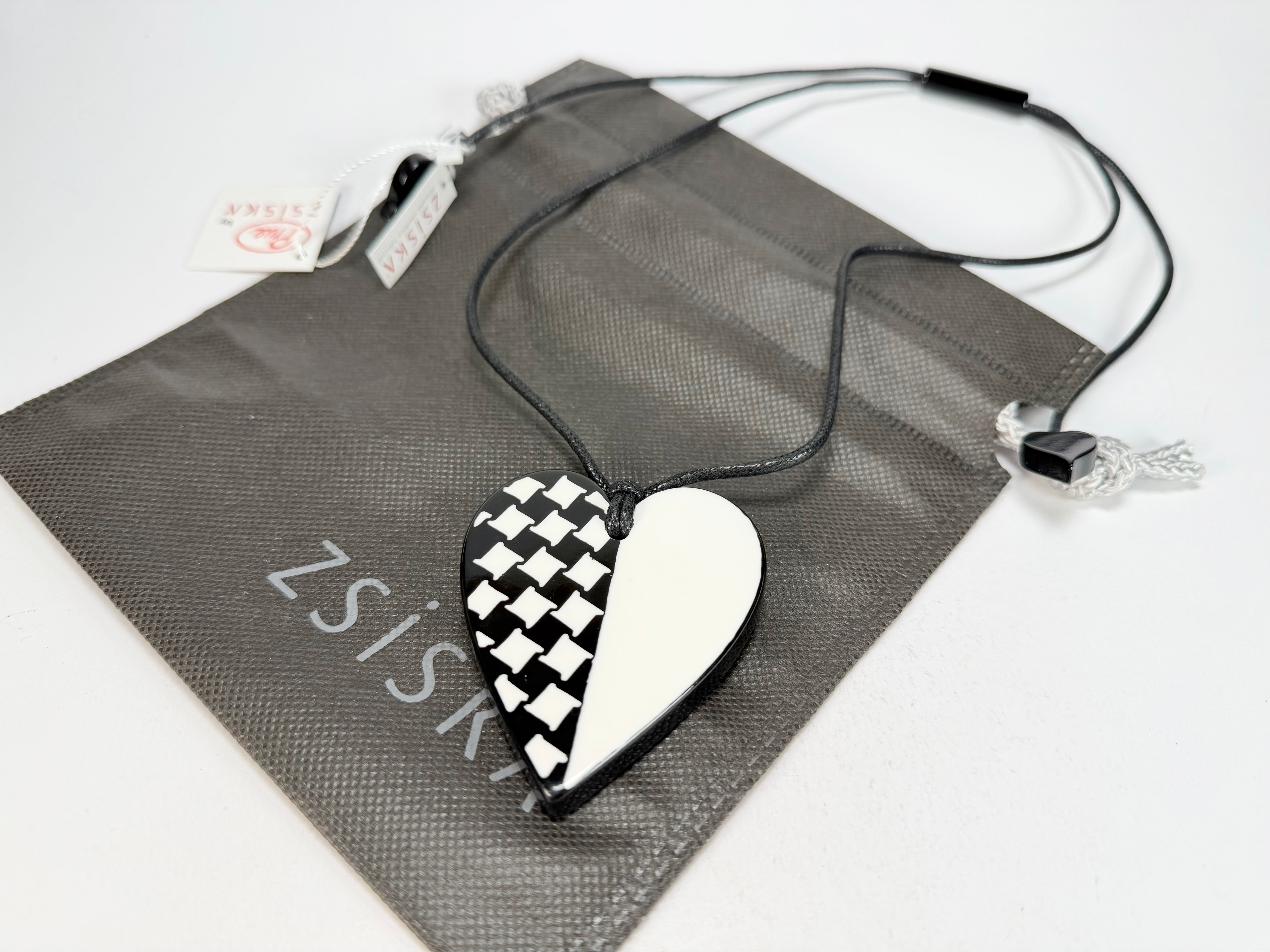 Zsiska - November "Pendant" Black & White Resin Necklace ( 8460201WHITQ00 )