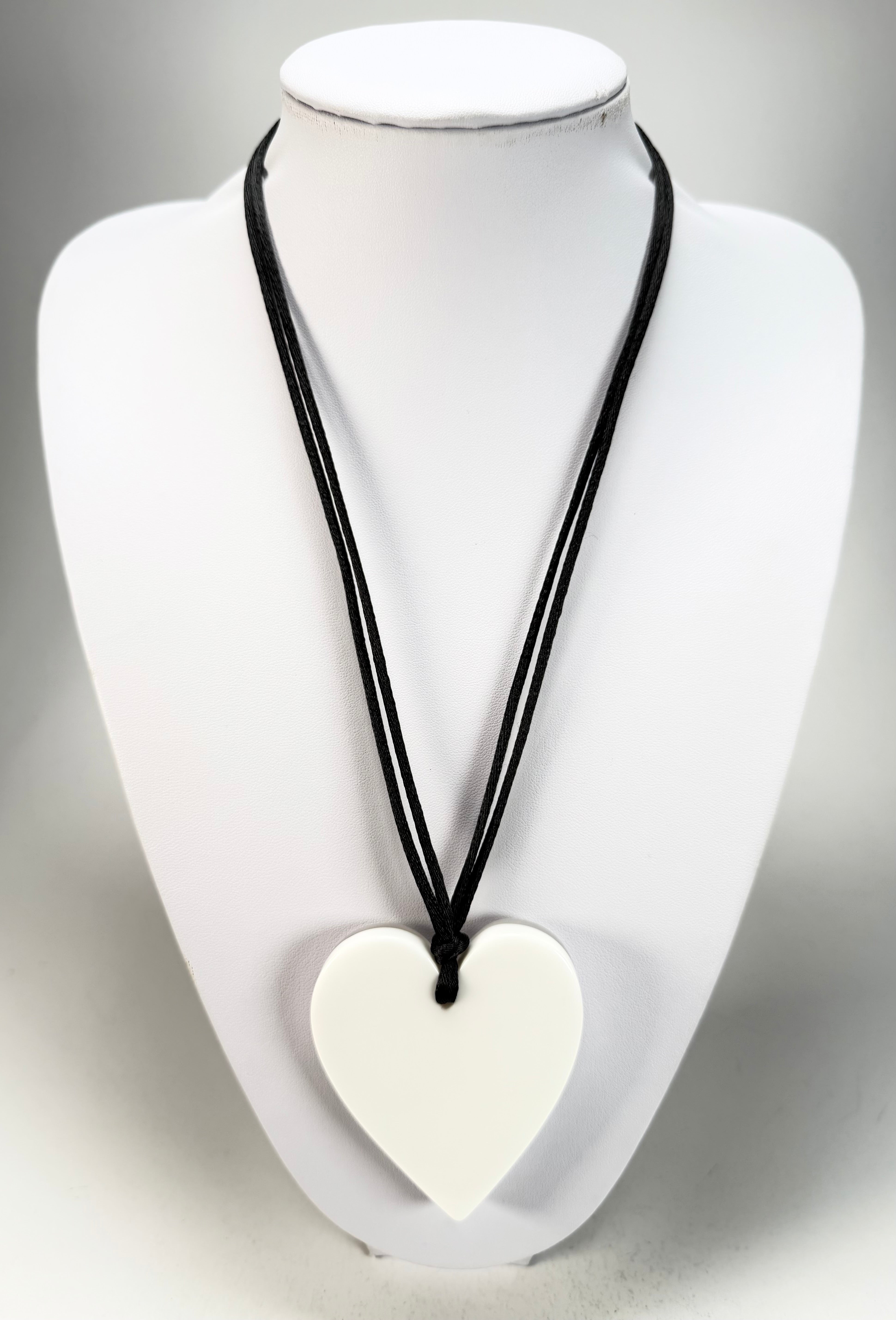 Zsiska - Colourful Statement "Heart" White Pendant Resin Necklace ( 50602039037Q00 )