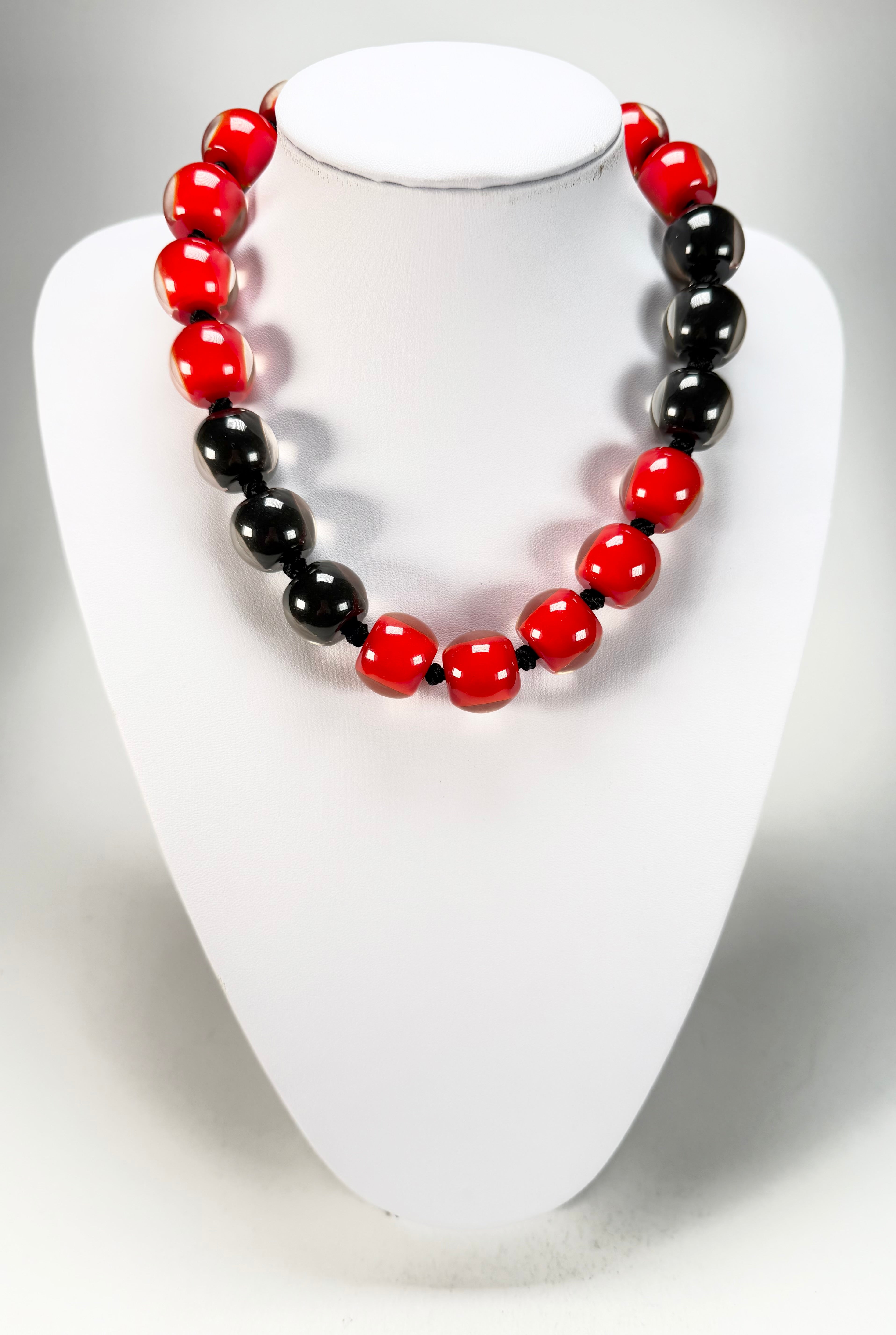 Zsiska - Colourful Beads 20 Bead Onyx & Crimson Resin Necklace ( 40101319132Q20 )