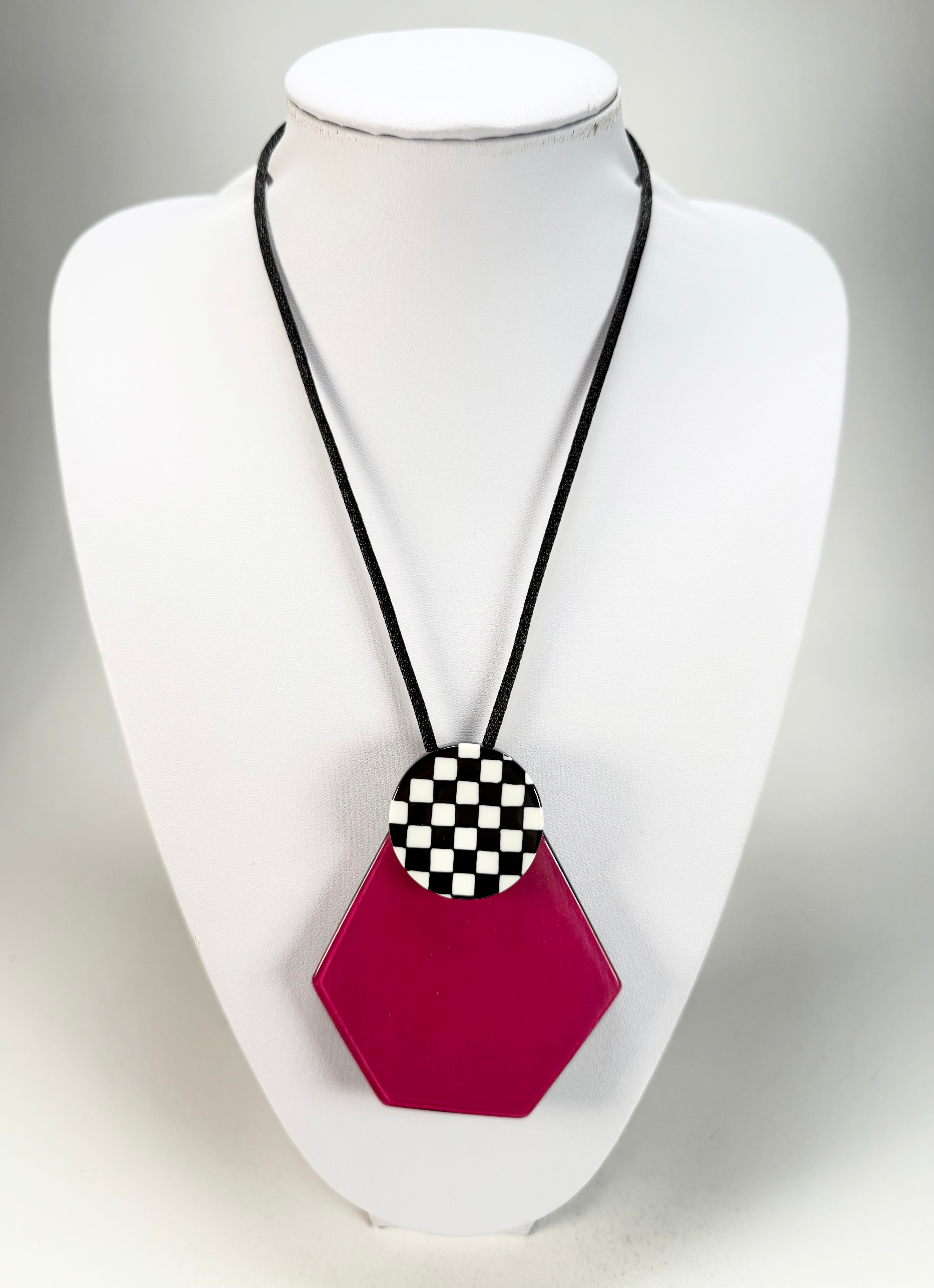 Zsiska - Checkmate "Prue Leith" Rose Pendant Resin Necklace ( P220201PINKQ00 )