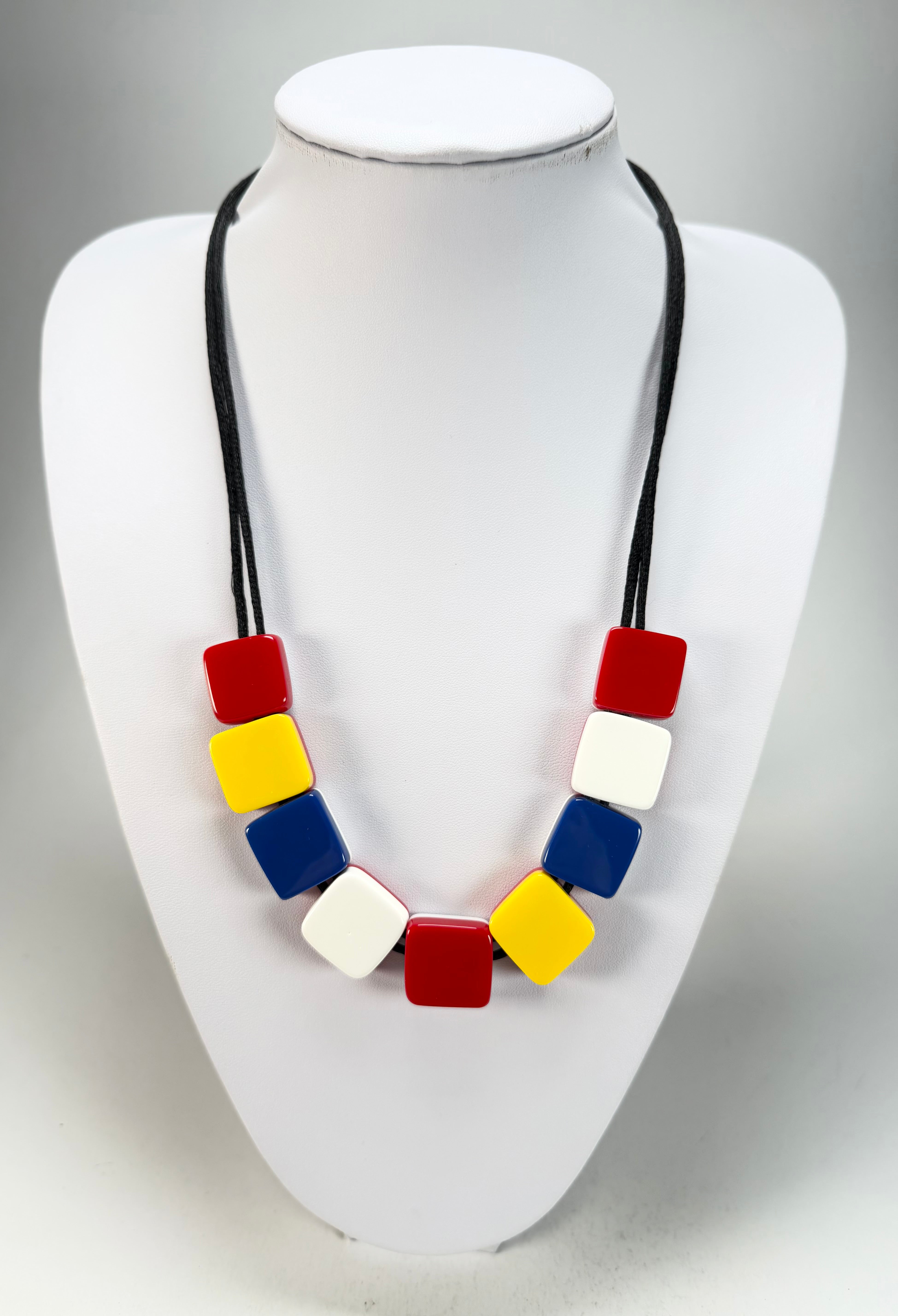 Zsiska - Vertigo Red 9 Bead Reversible Resin Necklace ( 3440102REDDQ09 )