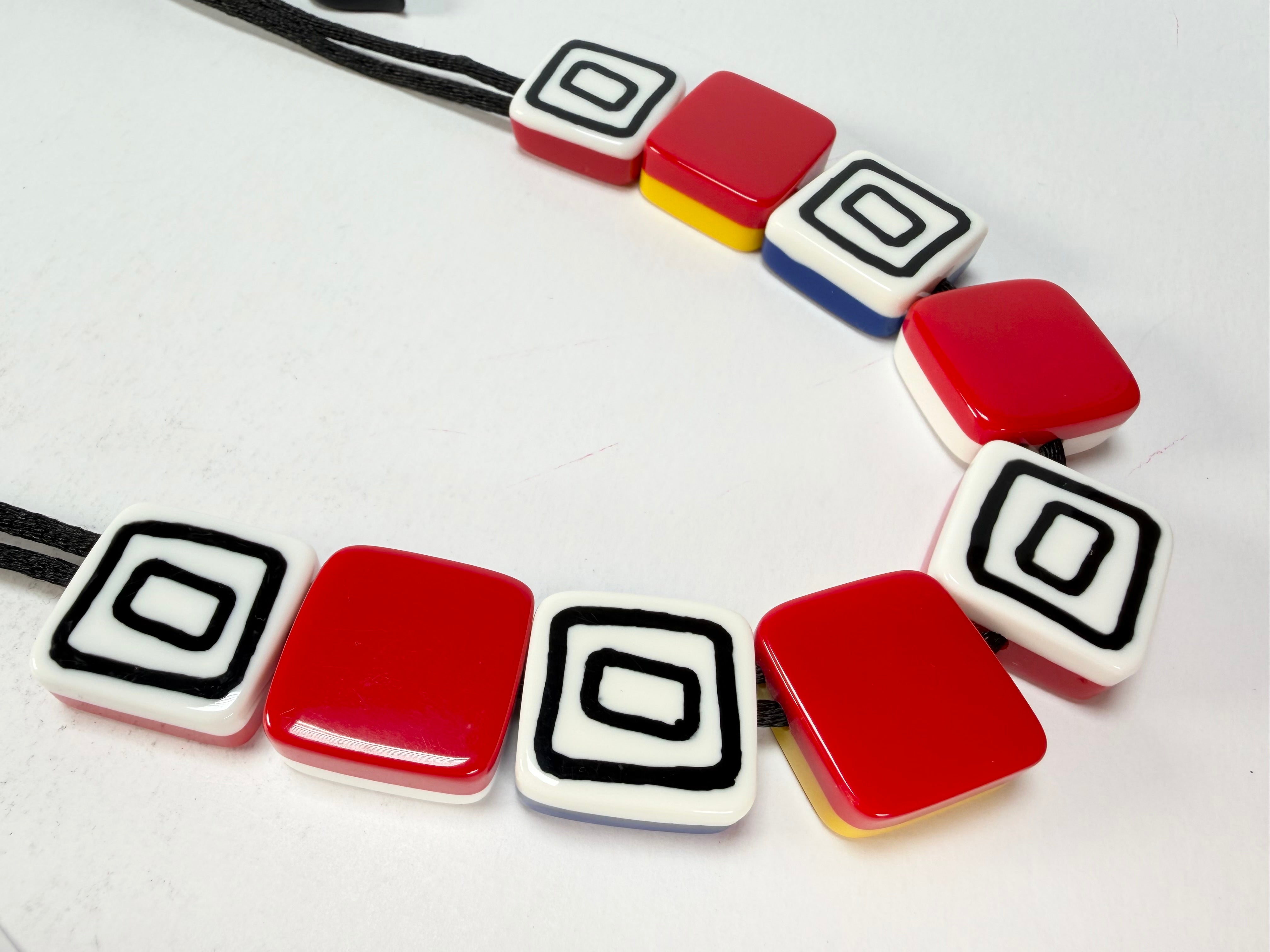 Zsiska - Vertigo Red 9 Bead Reversible Resin Necklace ( 3440102REDDQ09 )